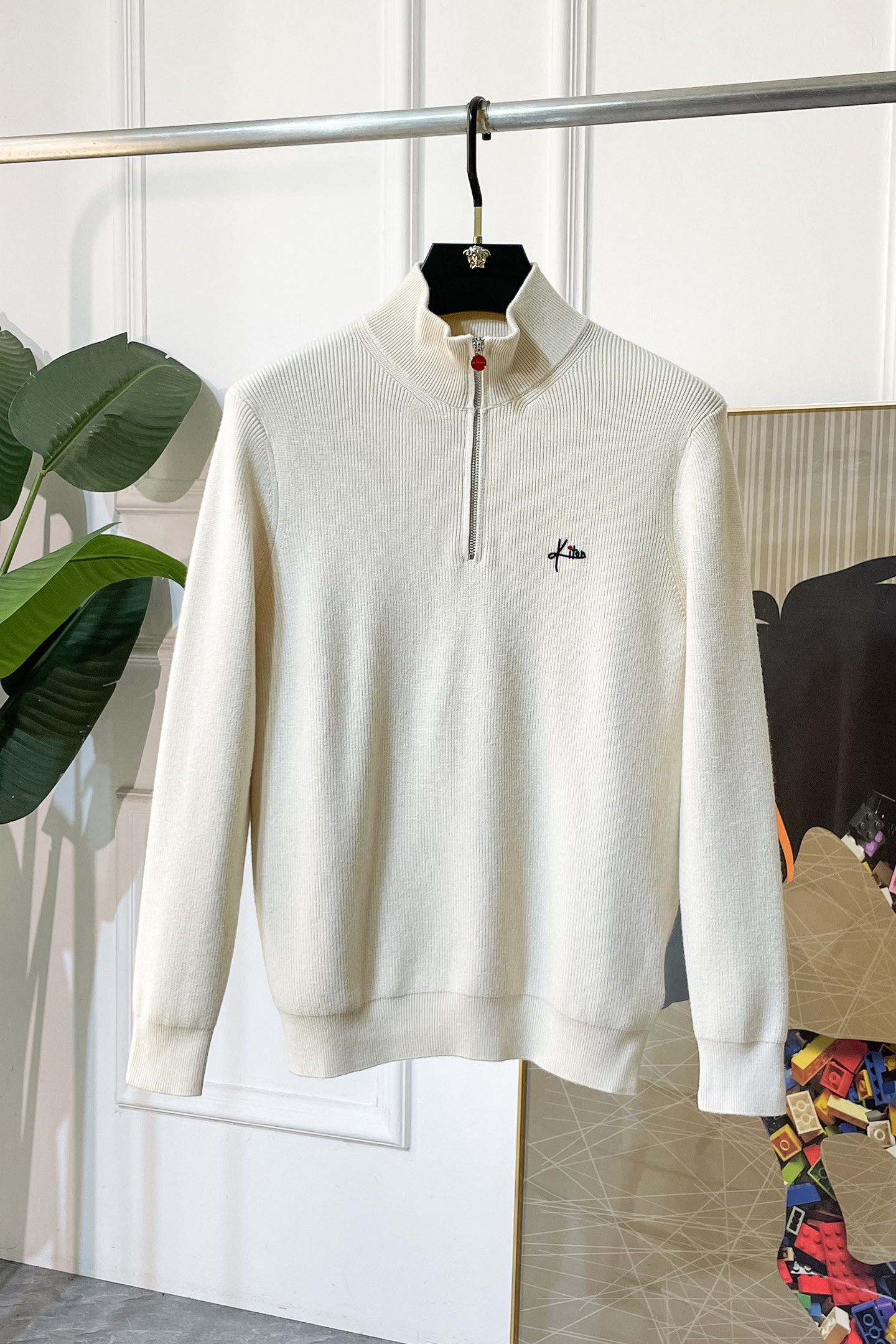 NO:547705,Kiton- 2025ss autumn and winter big hit official website same style sweater, the latest autumn and winter style!  High-quality wool fabric imported from Italy, high-density knitting, versatile sweaters and shirts are all very handsome!  Logo!  It is more durable and less prone to deformation. It has an excellent fit and can be easily held in various styles. It is also a type that needs to be adjusted according to the fit of the fabric!  The classic fashion decoration that is sought after every year has become popular all over the world!  Size M-4XL,,sweaters,shirts,alexander wang19860909Kiton- 2025ss秋冬季大爆款官网同款毛衣,秋冬最新款！高品质意大利进口羊毛面料,高密度针织,百搭毛衣,内搭衬衫都帅气十足！Logo标志！更耐穿更加不易变形,版型极好,各种风格都能轻松HOLD住,冲着版型面料也要收的类型！年年被追捧的经典时尚装饰已经风靡全球！码数M-4XL,,sweaters,shirts,alexander wang,Men's clothing