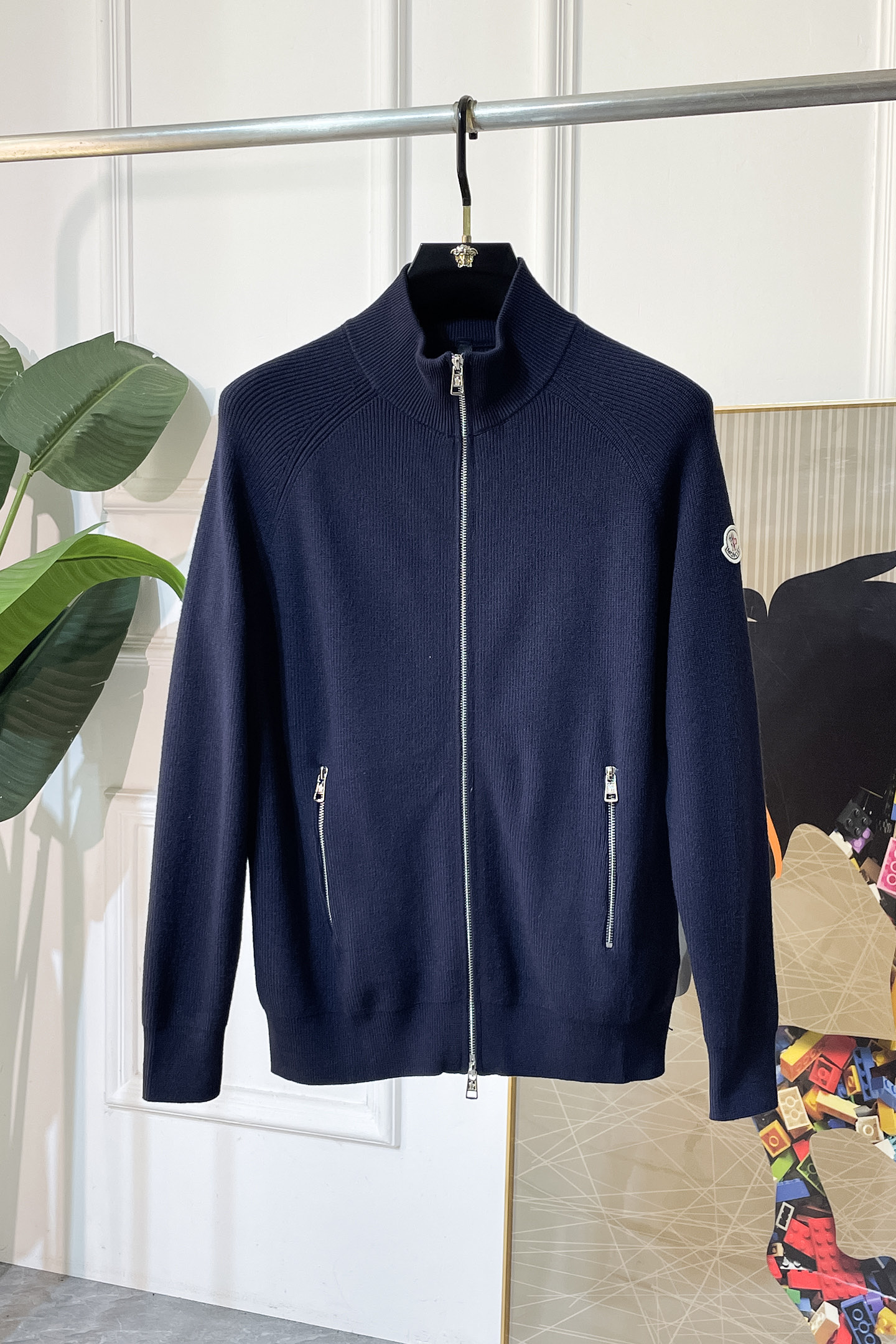 NO:547713,The 2025 autumn and winter new men's wool knitted cardigan jacket. The counter is selling hot items, and a versatile item that every major fashion buyer celebrity handed over. It is simple and fashionable and beautiful, with a gentleman look on the upper body. The whole sweater is not only exquisite in texture, but also fine and fine workmanship and neat. The overall beauty and generous ensure that the silhouette of the clothes is not easy to deform. Customized wool fabrics are neither loose nor tight, and have a very good restoration. A fashion item that combines cold resistance and fashion in autumn and winter. m-4XL, Moncler, jackets & coats, sweaters, alexander wang19860909蒙口 - 2025秋冬新款男士羊毛针织开衫外套.专柜在售爆款单品,各大时尚买手明星人手一件的百搭单品.简单时尚甚是好看,上身绅士范十足.整件毛衣不单纹理工艺精美,走线更是精工细作均匀整齐.整体美观大方保证了衣服的廓形不易变形.定制羊毛面料,既不会很宽松也不会很紧绷,恢复性非常好.秋冬御寒与时尚兼备的一款时装单品.m-4XL,,Moncler,jackets & coats,sweaters,alexander wang,Men's clothing