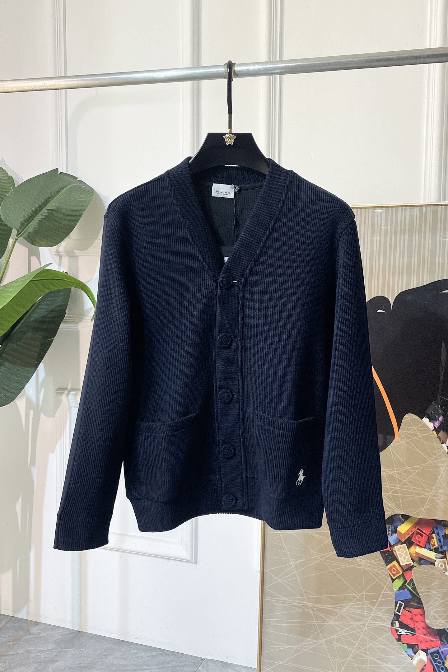 NO:550670,Paul -  2025 new autumn and winter men's wool knitted cardigan jacket. The hot-selling item is on sale at the counter, and every major fashion buyer star has a versatile item. It is simple and fashionable, and the upper body is full of gentleman style. The whole sweater is not only exquisite in texture, but also fine in wiring.  The work is uniform and neat. The overall beauty and elegance ensure that the silhouette of the clothes is not easily deformed. The customized wool fabric is neither very loose nor very tight, and has very good recovery. A fashion item that is both cold-resistant and fashionable in autumn and winter. m-3XL,,jackets  & coats,sweaters,alexander wang19860909保罗 - 2025秋冬新款男士羊毛针织开衫外套.专柜在售爆款单品,各大时尚买手明星人手一件的百搭单品.简单时尚甚是好看,上身绅士范十足.整件毛衣不单纹理工艺精美,走线更是精工细作均匀整齐.整体美观大方保证了衣服的廓形不易变形.定制羊毛面料,既不会很宽松也不会很紧绷,恢复性非常好.秋冬御寒与时尚兼备的一款时装单品.m-3XL,,jackets & coats,sweaters,alexander wang,Men's clothing