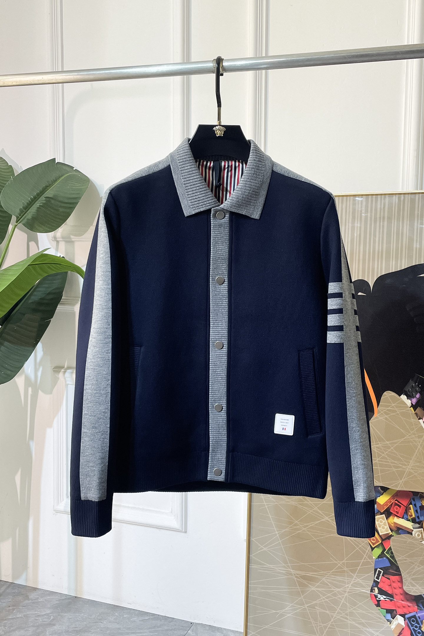 NO:547728,TB- 2025ss autumn and winter boutique jackets, customized high-quality polyester fiber fabric!  Top-level fashion brand elements logo design, complete with three standards!  The original hardware and accessories have smooth lines and exquisite craftsmanship, excellent upper body style, comfortable fabric, windproof and warm, and casual matching are very fashionable, handsome, casual and fashionable men's must-have!  Size M-3XL can wear up to 190 catties!  ,,jackets & coats,jackets & coats,alexander wang19860909TB- 2025ss秋冬大爆款精品夹克外套,定制高品质聚酯纤维面料！顶级时尚大牌元素logo设计,三标齐全！原版五金辅料,线条流畅,工艺精致,上身版型超赞,面料舒适,挡风保暖,随意搭配都非常时尚帅气休闲时尚男仕必备款哦！尺码M-3XL 最大可穿190斤！,,jackets & coats,jackets & coats,alexander wang,Men's clothing