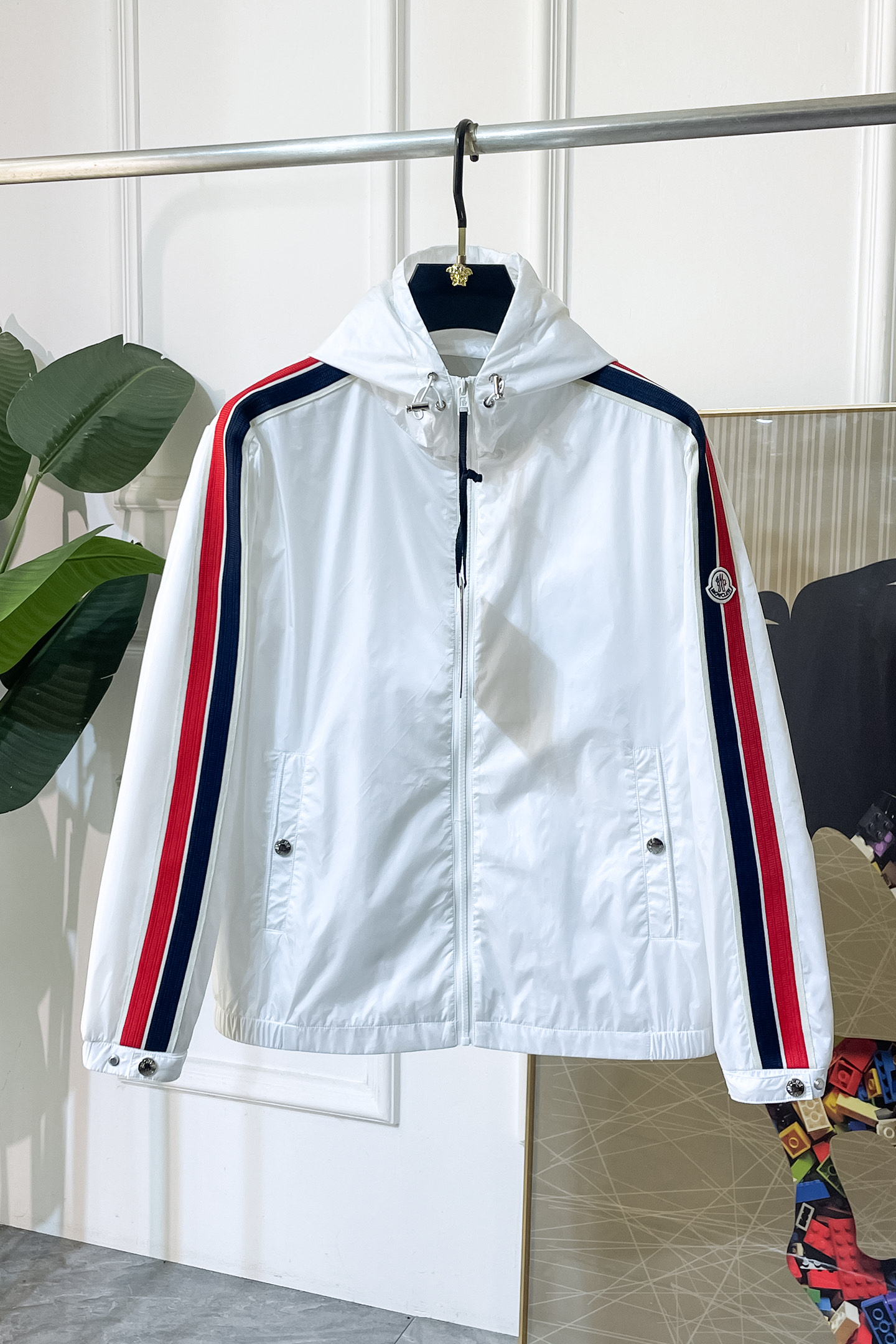 NO:547736,Mask - 2025ss autumn and winter hot boutique jacket, customized high-quality polyester fiber fabric!  Top-level fashion brand elements logo design, complete with three standards!  The original hardware and accessories have smooth lines and exquisite craftsmanship, excellent upper body style, comfortable fabric, windproof and warm, and casual matching are very fashionable, handsome, casual and fashionable men's must-have!  Size M-3XL can wear up to 190 catties!  ,Moncler,jackets & coats,jackets & coats,alexander wang19860909蒙口- 2025ss秋冬大爆款精品夹克外套,定制高品质聚酯纤维面料！顶级时尚大牌元素logo设计,三标齐全！原版五金辅料,线条流畅,工艺精致,上身版型超赞,面料舒适,挡风保暖,随意搭配都非常时尚帅气休闲时尚男仕必备款哦！尺码M-3XL 最大可穿190斤！,,Moncler,jackets & coats,jackets & coats,alexander wang,Men's clothing