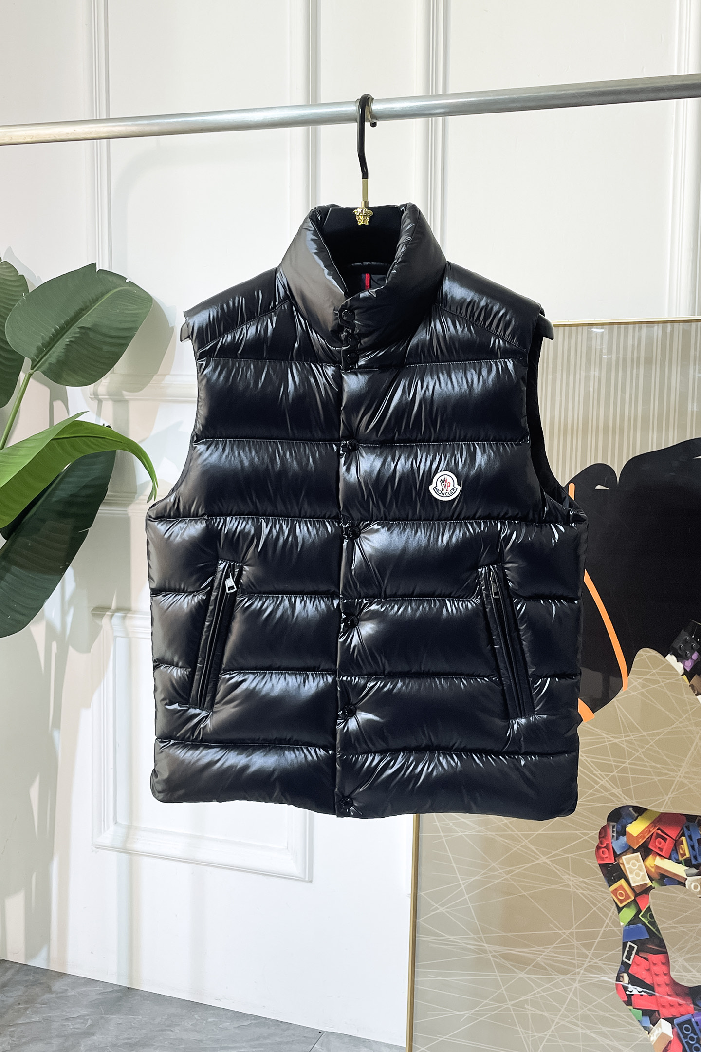 NO:547710,High version!  Meng Mouth - 2025ss new autumn and winter products foreign trade company order simple style fashionable down vest imported original high-quality fiber blended fabric, filled with 95 white duck down inside!  The sag and luster are definitely refreshing and make you look more youthful and energetic. The workmanship is neat and smooth, and all the hardware accessories are supplied by customers with top-grade accessories. At first glance, they are high-end fabrics. These fabrics are all custom-woven. There is nothing picky about them on the outside. This kind of jacket is for regular wear and is very practical. Sizes 1-5, Moncler, jackets & coats, down jacket, alexander wang19860909高版本！蒙口 - 2025ss秋冬新品外贸公司订单 简约风格时尚羽绒马甲 进口原版高品质纤维混纺面料,内里填充95白鸭绒！垂度和光泽绝对是提气,更显青春活力,车工走线整齐平整,所有五金附料都是客供带顶级配件 一看就是高档的面料 这种面料都是定织的 外面根本就没有 无任何有挑剔的地方 这样的一件外套属于常备常穿的,实用性很强.尺码1-5码,,Moncler,jackets & coats,down jacket,alexander wang,Men's clothing