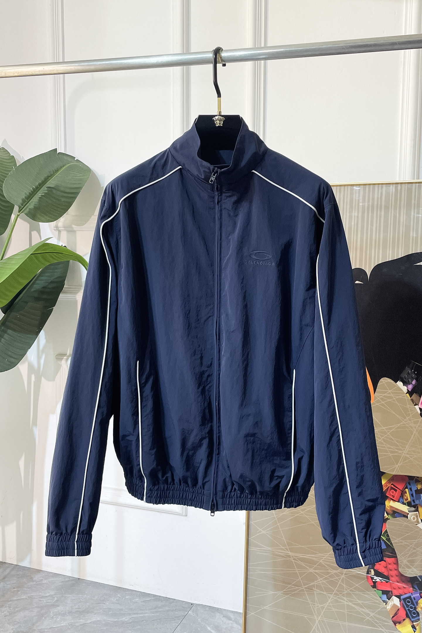 NO:547723,High-version fallacy - 2025ss autumn and winter big boutique jacket, customized high-quality polyester fiber fabric!  Top-level fashion brand elements logo design, complete with three standards!  The original hardware and accessories have smooth lines and exquisite craftsmanship, excellent upper body style, comfortable fabric, windproof and warm, and casual matching are very fashionable, handsome, casual and fashionable men's must-have!  Size M-3XL can wear up to 190 catties!  ,,jackets & coats,jackets & coats,alexander wang19860909高版本谬谬 - 2025ss秋冬大爆款精品夹克外套,定制高品质聚酯纤维面料！顶级时尚大牌元素logo设计,三标齐全！原版五金辅料,线条流畅,工艺精致,上身版型超赞,面料舒适,挡风保暖,随意搭配都非常时尚帅气休闲时尚男仕必备款哦！尺码M-3XL 最大可穿190斤！,,jackets & coats,jackets & coats,alexander wang,Men's clothing