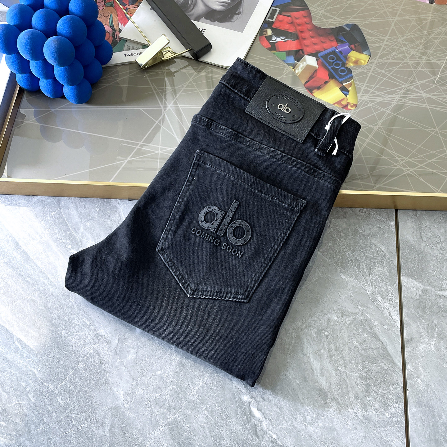 NO:547725,alo- 2025ss Snake Year Autumn and Winter Jeans. Original 1:1 production, perfect choice for daily life, simple, atmospheric, fashionable and stylish, customized imported tannin fabric, heavy industry washing process, complex and exquisite workmanship. Easy to meet the needs of all seasons, soft and elastic, smooth and neat, original auxiliary materials, comfortable and easy to match on the upper body, durable code number 29-38, jeans, alexander wang19860909alo- 2025ss蛇年秋冬牛仔裤.原单1:1制作,日常必备的完美之选,简单大气亦时尚有型,定制进口丹宁面料 ,重工洗水工艺,做工复杂工艺精湛.轻松迎合四季需要,手感柔软带弹力,流畅利落,原版辅料五金,上身舒适非常易搭耐看码数29-38,,jeans,alexander wang,Men's clothing