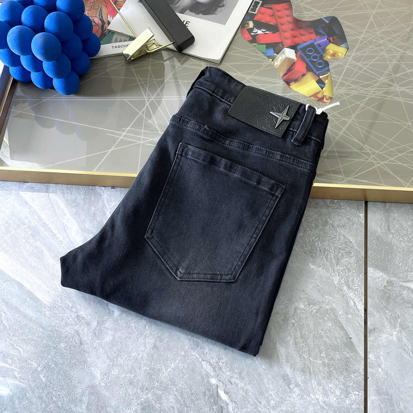 NO:547729,Dior - 2025ss Snake Year Autumn and Winter Jeans. Original 1:1 production, perfect choice for daily life, simple, atmospheric, fashionable and stylish, customized imported tannin fabric, heavy industry washing process, complex and exquisite workmanship. Easy to meet the needs of the seasons, soft and elastic, smooth and neat, original auxiliary materials, comfortable and easy to match, durable code number 29-38,,dior,jeans,alexander wang19860909迪奥- 2025ss蛇年秋冬牛仔裤.原单1:1制作,日常必备的完美之选,简单大气亦时尚有型,定制进口丹宁面料 ,重工洗水工艺,做工复杂工艺精湛.轻松迎合四季需要,手感柔软带弹力,流畅利落,原版辅料五金,上身舒适非常易搭耐看码数29-38,,dior,jeans,alexander wang,Men's clothing