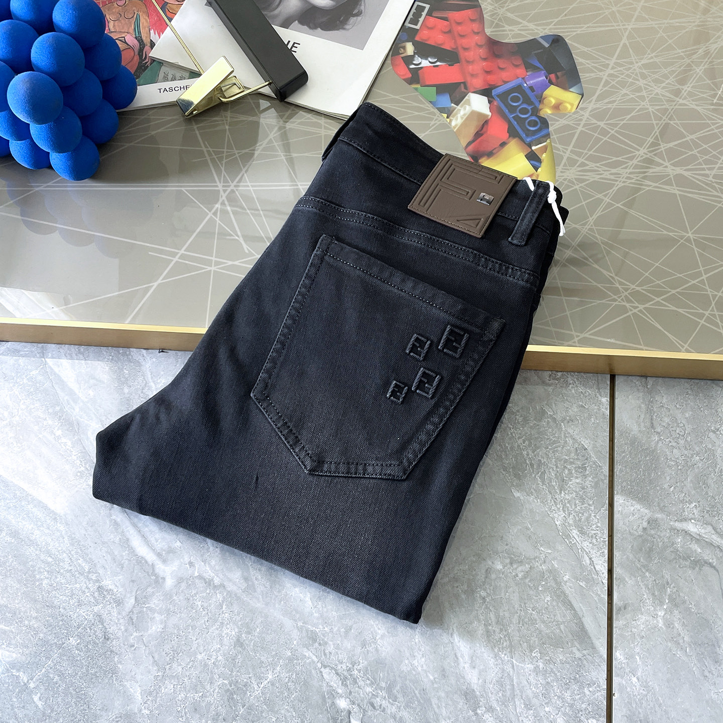 NO:547733,Fendi - 2025ss Snake Year Autumn and Winter Jeans. Original 1:1 production, perfect choice for daily life, simple, atmospheric, fashionable and stylish, customized imported tannin fabric, heavy industry washing process, complex and exquisite workmanship. It is easy to meet the needs of the four seasons, soft and elastic, smooth and neat, original auxiliary materials and hardware, comfortable and easy to match on the upper body, durable code number 29-38, fendi, jeans, alexander wang19860909芬迪- 2025ss蛇年秋冬牛仔裤.原单1:1制作,日常必备的完美之选,简单大气亦时尚有型,定制进口丹宁面料 ,重工洗水工艺,做工复杂工艺精湛.轻松迎合四季需要,手感柔软带弹力,流畅利落,原版辅料五金,上身舒适非常易搭耐看码数29-38,,fendi,jeans,alexander wang,Men's clothing