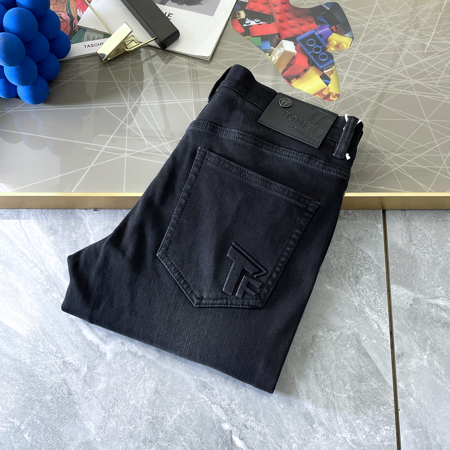 NO:547737,TF- 2025ss Snake Year Autumn and Winter Jeans. Original 1:1 production, perfect choice for daily life, simple, atmospheric, fashionable and stylish, customized imported tannin fabric, heavy industry washing process, complex and exquisite workmanship. Easy to cater to the needs of all seasons, soft and elastic, smooth and neat, original auxiliary materials, comfortable and easy to match on the upper body, durable code number 29-38,,tom ford, jeans, alexander wang19860909TF- 2025ss蛇年秋冬牛仔裤.原单1:1制作,日常必备的完美之选,简单大气亦时尚有型,定制进口丹宁面料 ,重工洗水工艺,做工复杂工艺精湛.轻松迎合四季需要,手感柔软带弹力,流畅利落,原版辅料五金,上身舒适非常易搭耐看码数29-38,,tom ford,jeans,alexander wang,Men's clothing