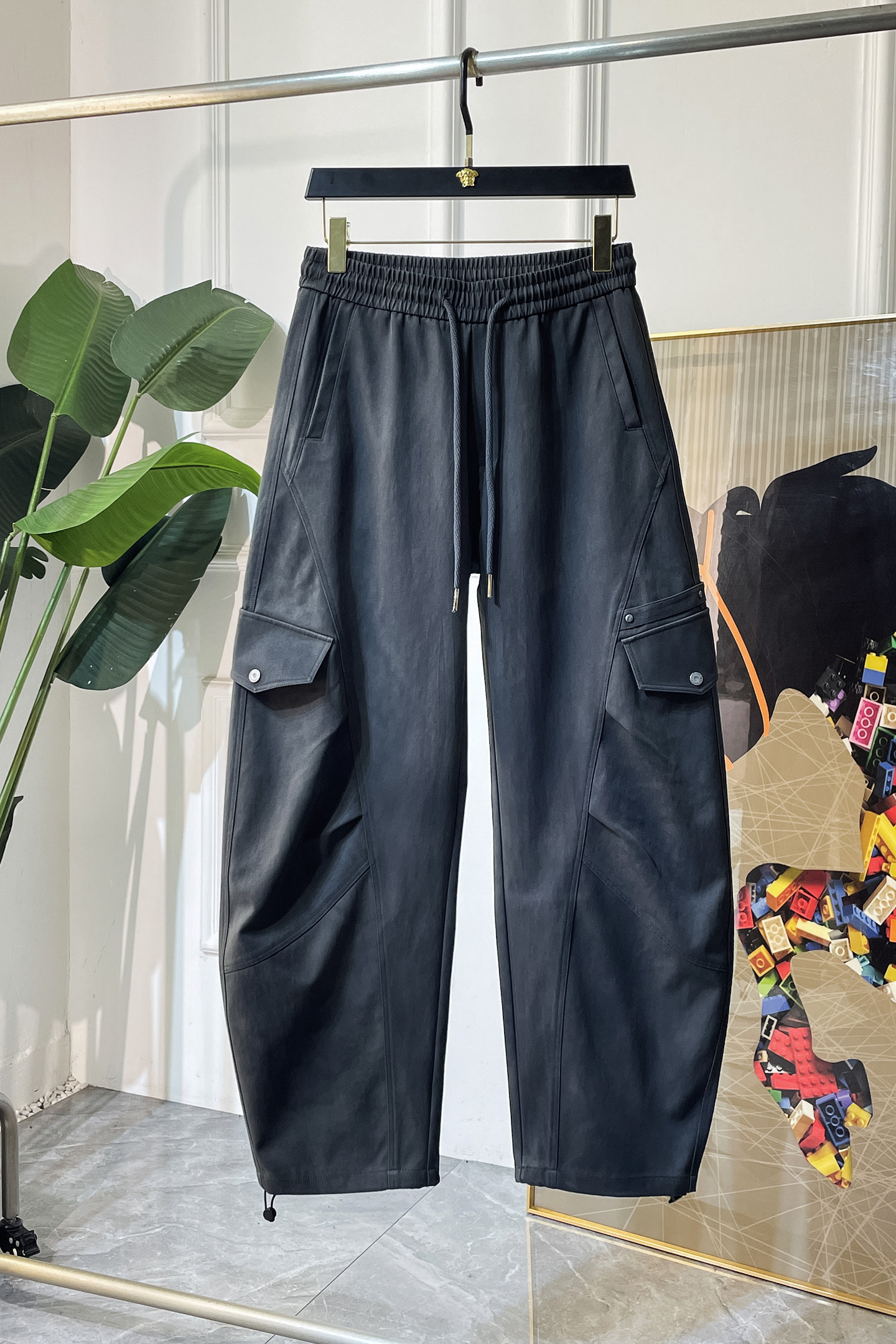 NO:550632,Givenchy - 2025ss autumn and winter counters have a hot casual pants. This season, it must be versatile, with an excellent upper body, super versatile style, original 1:1 replica, complete three standards!  The latest fashion element design of the counter, imported fixed woven high-quality European cotton fabric, super good style, a must-have for casual and fashionable!  Highly recommended model Size M-3XL, given,alexander wang19860909纪梵希- 2025ss秋冬专柜同步爆款休闲裤,本季必入百搭款式,上身极为出挑,超级百搭款 ,原版1:1复刻,三标齐全！专柜最新时尚元素设计,进口定织高品质欧棉面料,版型超好,休闲时尚必备！强烈推荐款 尺码 M-3XL,,givenchy,alexander wang,Men's clothing