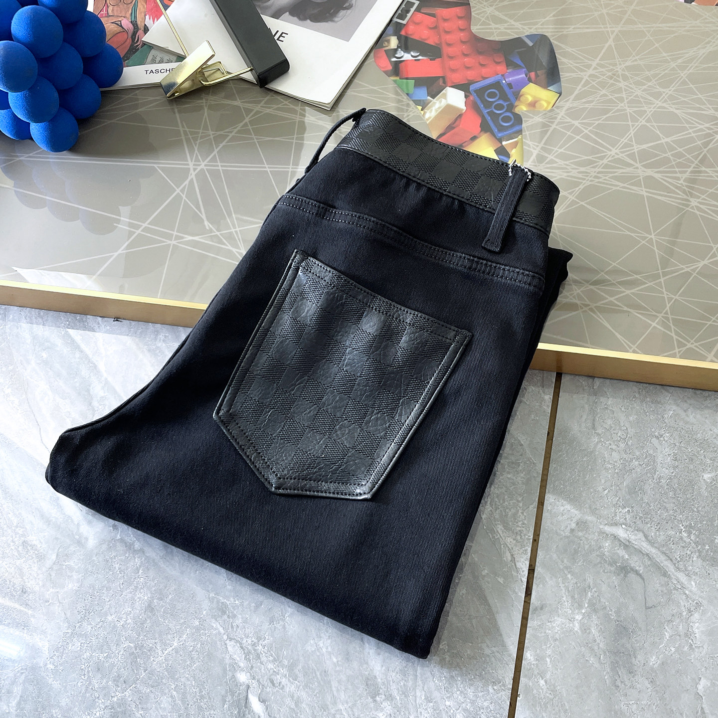 NO:550629,LV- 2025ss Snake Year Autumn and Winter Leather Jeans. Original 1:1 production, perfect choice for daily life, simple, atmospheric, fashionable and stylish, customized imported tannin fabric, heavy industry washing process, complex and exquisite workmanship. Easy to meet the needs of all seasons, soft and elastic, smooth and neat, original auxiliary hardware, comfortable and easy to match on the upper body, durable code number 29-36,,louis vuitton, jeans, alexander wang19860909LV- 2025ss蛇年秋冬拼皮牛仔裤.原单1:1制作,日常必备的完美之选,简单大气亦时尚有型,定制进口丹宁面料 ,重工洗水工艺,做工复杂工艺精湛.轻松迎合四季需要,手感柔软带弹力,流畅利落,原版辅料五金,上身舒适非常易搭耐看码数29-36,,louis vuitton,jeans,alexander wang,Men's clothing