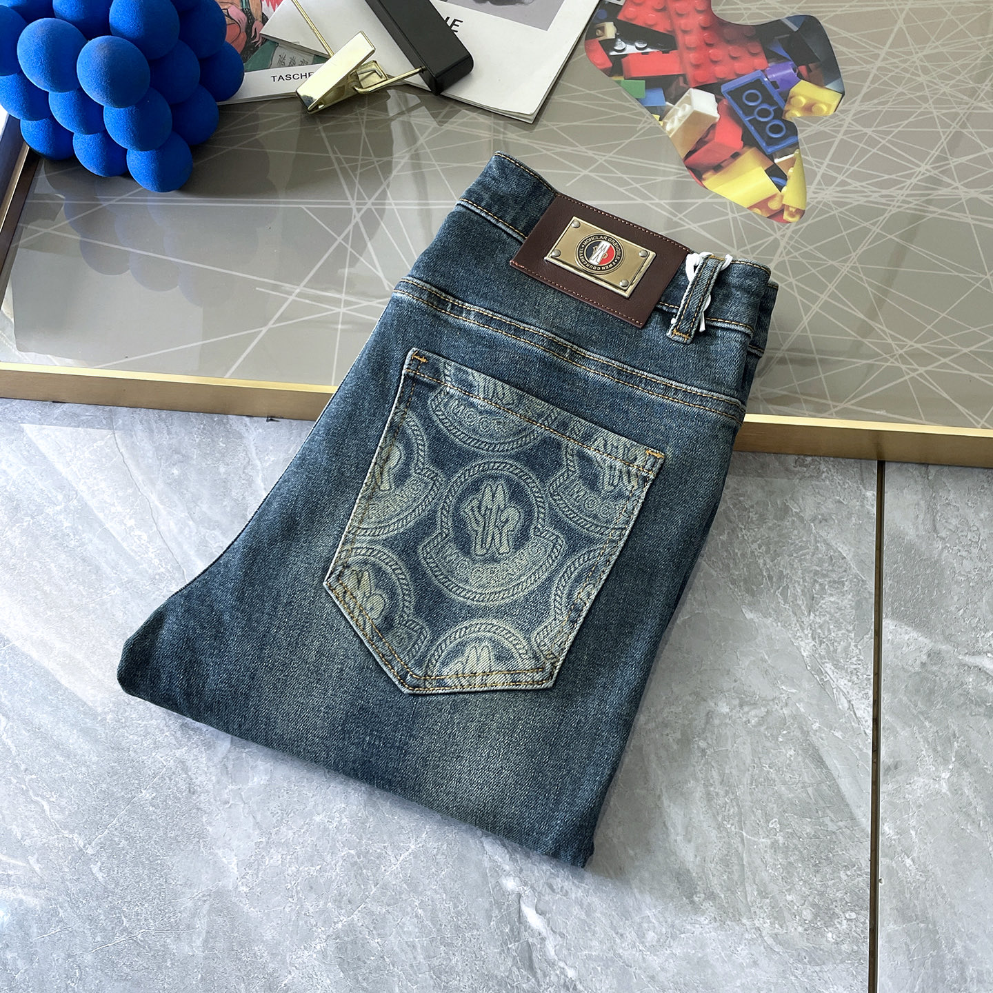 NO:547744,The 2025ss Snake Year Autumn and Winter Jeans. Original 1:1 production, perfect choice for daily life, simple, atmospheric, fashionable and stylish, customized imported tannin fabric, heavy industry washing process, complex and exquisite workmanship. Easy to meet the needs of the seasons, soft and elastic, smooth and neat, original auxiliary materials, comfortable and easy to match, durable code number 29-38, Moncler, jeans, alexander wang19860909蒙口 - 2025ss蛇年秋冬牛仔裤.原单1:1制作,日常必备的完美之选,简单大气亦时尚有型,定制进口丹宁面料 ,重工洗水工艺,做工复杂工艺精湛.轻松迎合四季需要,手感柔软带弹力,流畅利落,原版辅料五金,上身舒适非常易搭耐看码数29-38,,Moncler,jeans,alexander wang,Men's clothing