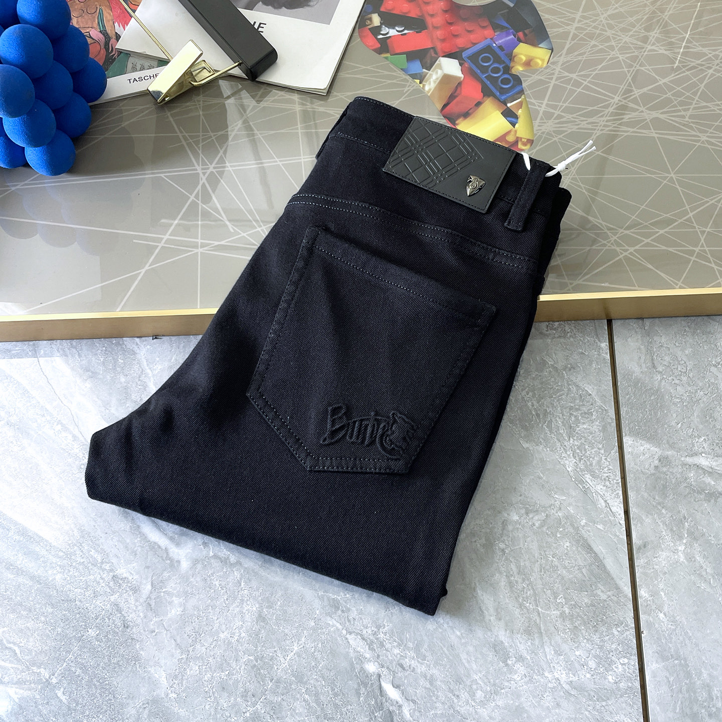 NO:550626,Burberry - 2025ss Snake Year Autumn and Winter Jeans. Original 1:1 production, perfect choice for daily life, simple, atmospheric, fashionable and stylish, customized imported tannin fabric, heavy industry washing process, complex and exquisite workmanship. Easy to meet the needs of all seasons, soft and elastic, smooth and neat, original auxiliary materials, comfortable and easy to match, durable code number 29-38, burberry, jeans, alexander wang19860909巴宝莉- 2025ss蛇年秋冬牛仔裤.原单1:1制作,日常必备的完美之选,简单大气亦时尚有型,定制进口丹宁面料 ,重工洗水工艺,做工复杂工艺精湛.轻松迎合四季需要,手感柔软带弹力,流畅利落,原版辅料五金,上身舒适非常易搭耐看码数29-38,,burberry,jeans,alexander wang,Men's clothing