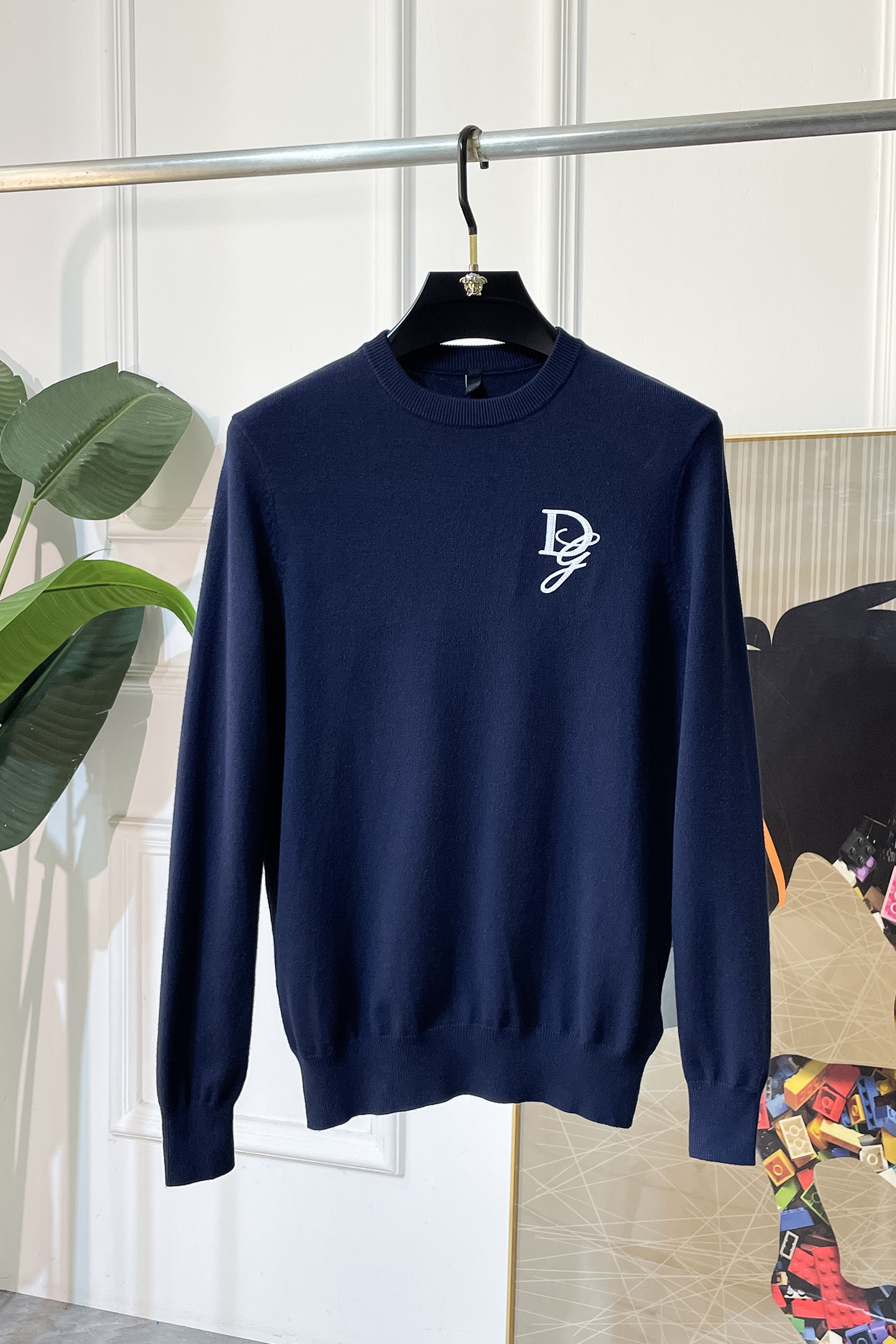 NO:550641,DG - 2025ss autumn and winter big hit official website, the same sweater, the latest autumn and winter style!  High-quality imported Italian wool fabric, high-density knitted, versatile sweaters, and shirts underwear are all very handsome!  Logo logo!  It is more durable and less likely to deform. It has excellent styles and can be easily held in all styles. It also needs to be collected for the fabrics!  The classic fashion decorations that are sought after every year have become popular all over the world!  Code number M-4XL, sweaters,shirts,alexander wang19860909DG - 2025ss秋冬季大爆款官网同款毛衣,秋冬最新款！高品质意大利进口羊毛面料,高密度针织,百搭毛衣,内搭衬衫都帅气十足！Logo标志！更耐穿更加不易变形,版型极好,各种风格都能轻松HOLD住,冲着版型面料也要收的类型！年年被追捧的经典时尚装饰已经风靡全球！码数M-4XL,,sweaters,shirts,alexander wang,Men's clothing