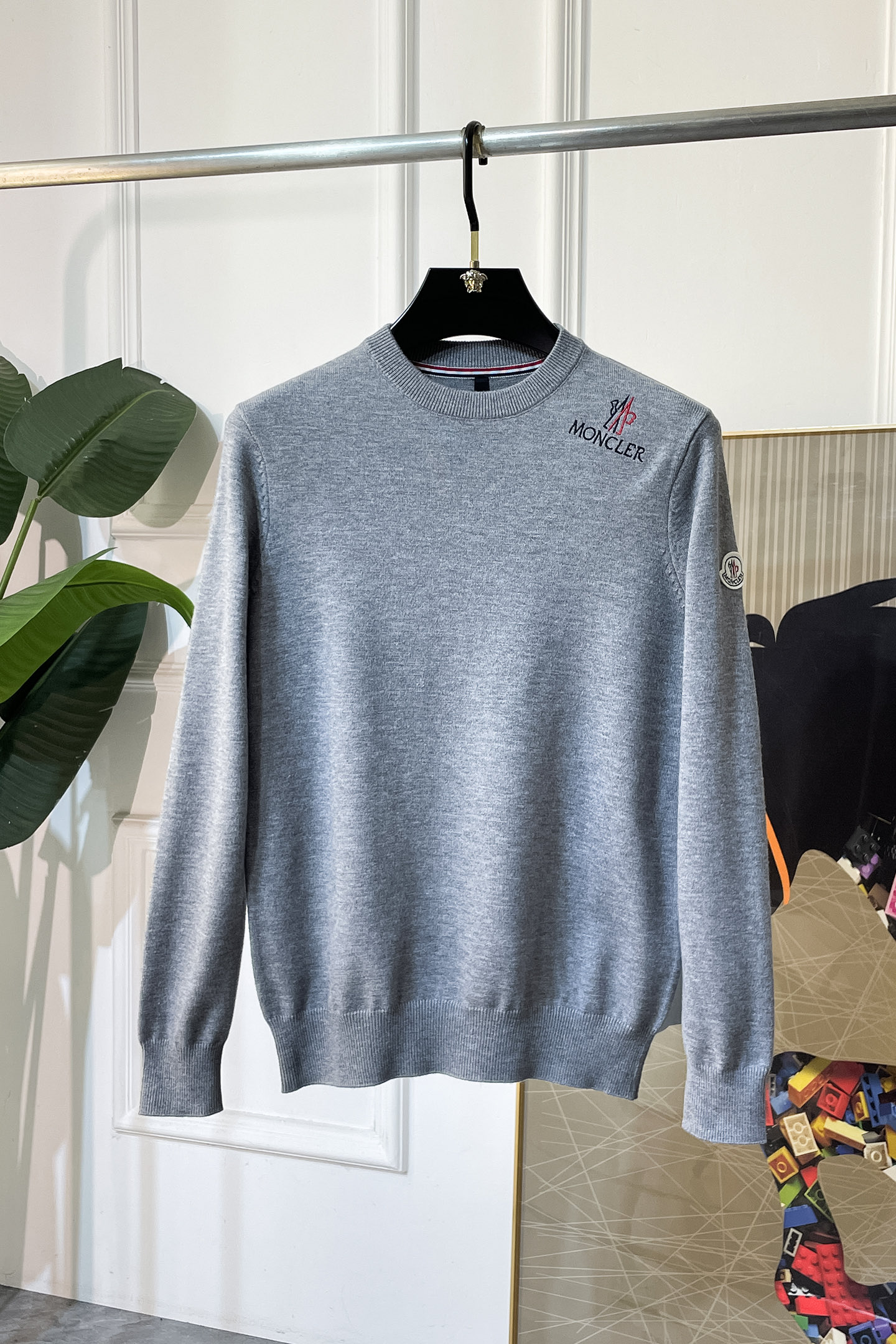 NO:550638,The 2025ss autumn and winter big hit official website, the latest autumn and winter style!  High-quality imported Italian wool fabric, high-density knitted, versatile sweaters, and shirts underwear are all very handsome!  Logo logo!  It is more durable and less likely to deform. It has excellent styles and can be easily held in all styles. It also needs to be collected for the fabrics!  The classic fashion decorations that are sought after every year have become popular all over the world!  Code number M-4XL, Moncler, sweaters, shirts, alexander wang19860909蒙口 - 2025ss秋冬季大爆款官网同款毛衣,秋冬最新款！高品质意大利进口羊毛面料,高密度针织,百搭毛衣,内搭衬衫都帅气十足！Logo标志！更耐穿更加不易变形,版型极好,各种风格都能轻松HOLD住,冲着版型面料也要收的类型！年年被追捧的经典时尚装饰已经风靡全球！码数M-4XL,,Moncler,sweaters,shirts,alexander wang,Men's clothing