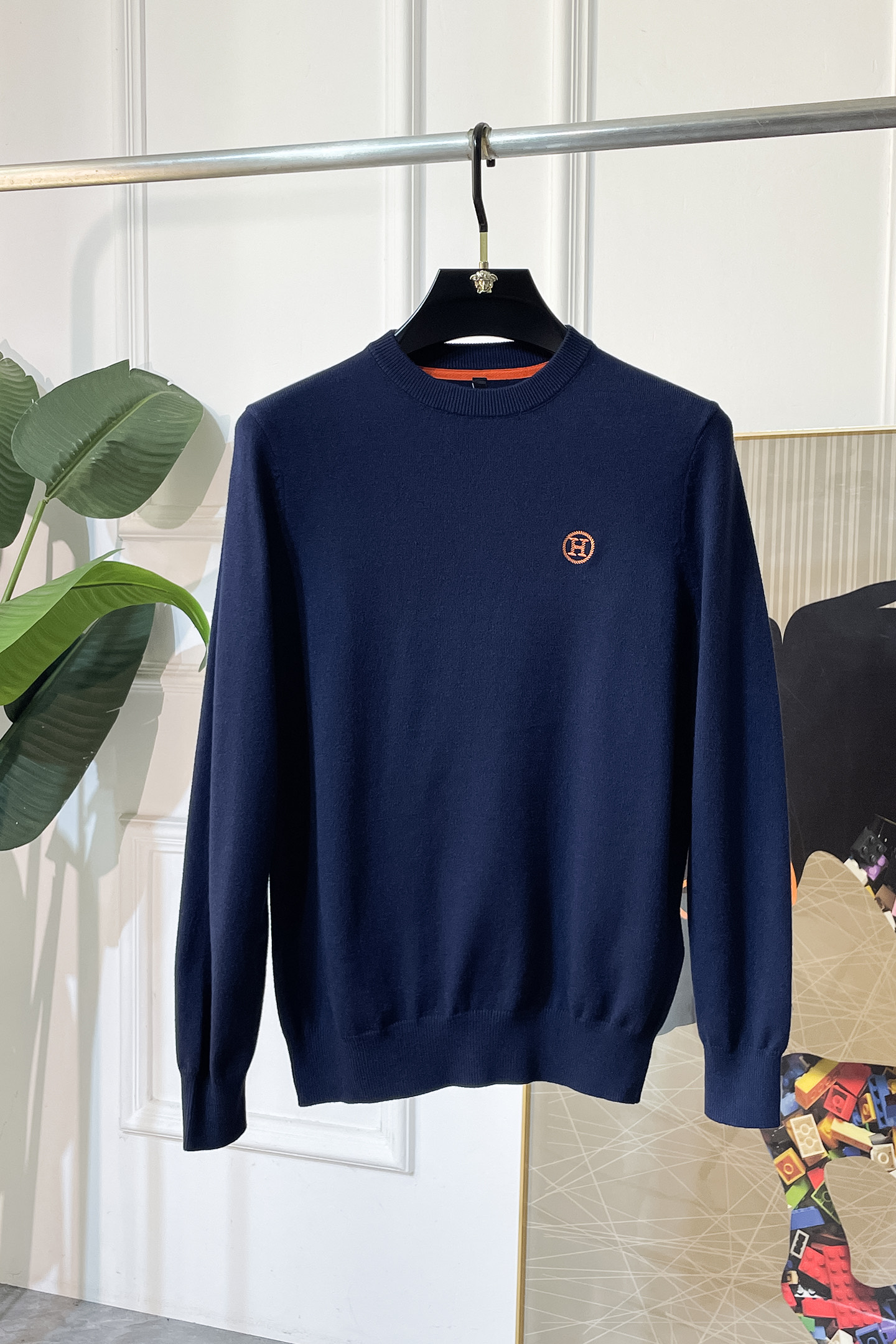 NO:547715,Hermas-2025ss autumn and winter big hit official website, the same sweater, the latest autumn and winter style!  High-quality imported Italian wool fabric, high-density knitted, versatile sweaters, and shirts underwear are all very handsome!  Logo logo!  It is more durable and less likely to deform. It has excellent styles and can be easily held in all styles. It also needs to be collected for the fabrics!  The classic fashion decorations that are sought after every year have become popular all over the world!  Code number M-4XL, hermes, sweaters,shirts,alexander wang19860909爱玛仕- 2025ss秋冬季大爆款官网同款毛衣,秋冬最新款！高品质意大利进口羊毛面料,高密度针织,百搭毛衣,内搭衬衫都帅气十足！Logo标志！更耐穿更加不易变形,版型极好,各种风格都能轻松HOLD住,冲着版型面料也要收的类型！年年被追捧的经典时尚装饰已经风靡全球！码数M-4XL,,hermes,sweaters,shirts,alexander wang,Men's clothing