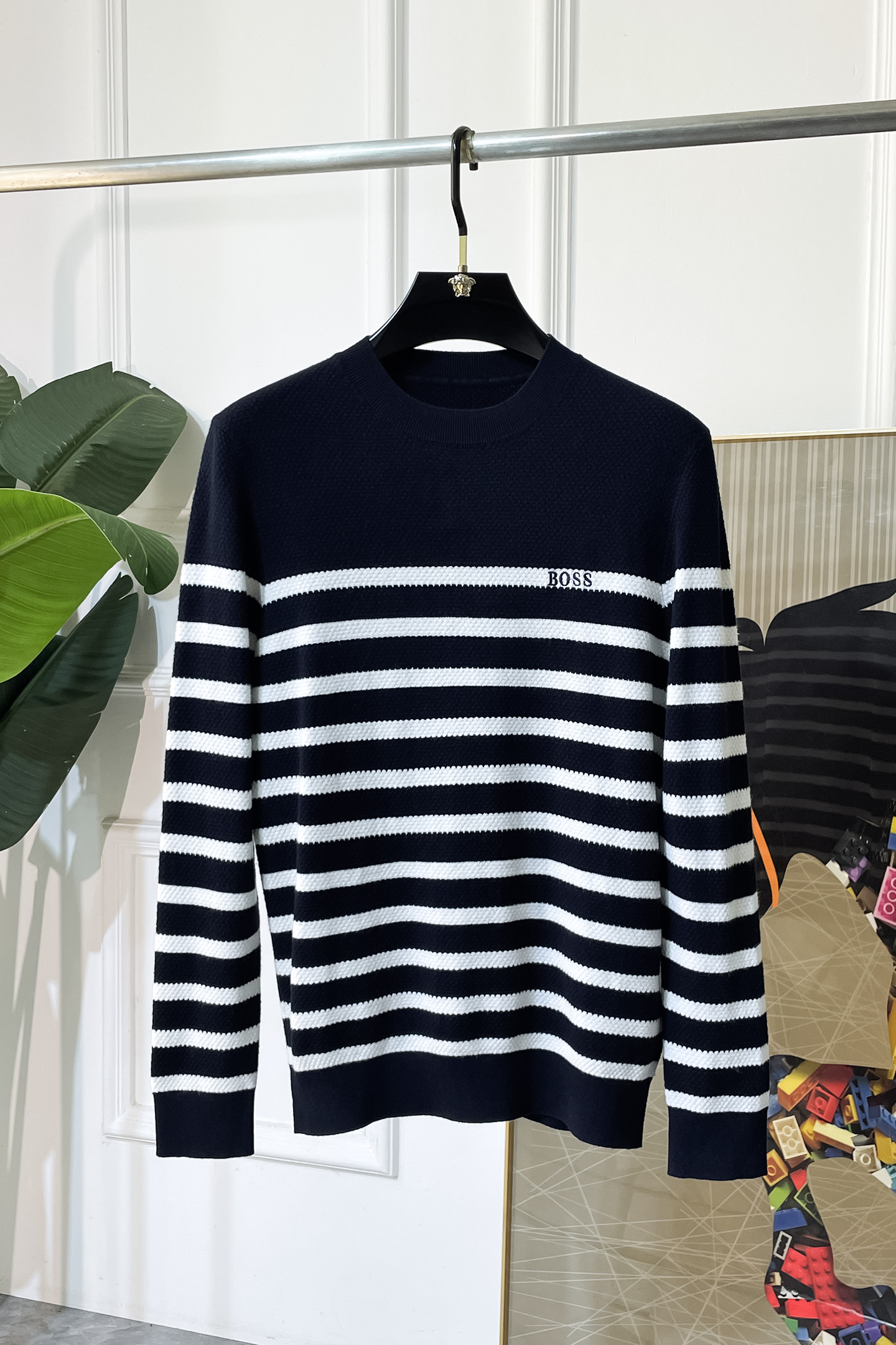 NO:550644,Boss - 2025ss autumn and winter big hit official website, the same sweater, the latest autumn and winter style!  High-quality imported Italian wool fabric, high-density knitted, versatile sweaters, and shirts underwear are all very handsome!  Logo logo!  It is more durable and less likely to deform. It has excellent styles and can be easily held in all styles. It also needs to be collected for the fabrics!  The classic fashion decorations that are sought after every year have become popular all over the world!  Code number M-4XL, sweaters,shirts,alexander wang19860909Boss - 2025ss秋冬季大爆款官网同款毛衣,秋冬最新款！高品质意大利进口羊毛面料,高密度针织,百搭毛衣,内搭衬衫都帅气十足！Logo标志！更耐穿更加不易变形,版型极好,各种风格都能轻松HOLD住,冲着版型面料也要收的类型！年年被追捧的经典时尚装饰已经风靡全球！码数M-4XL,,sweaters,shirts,alexander wang,Men's clothing