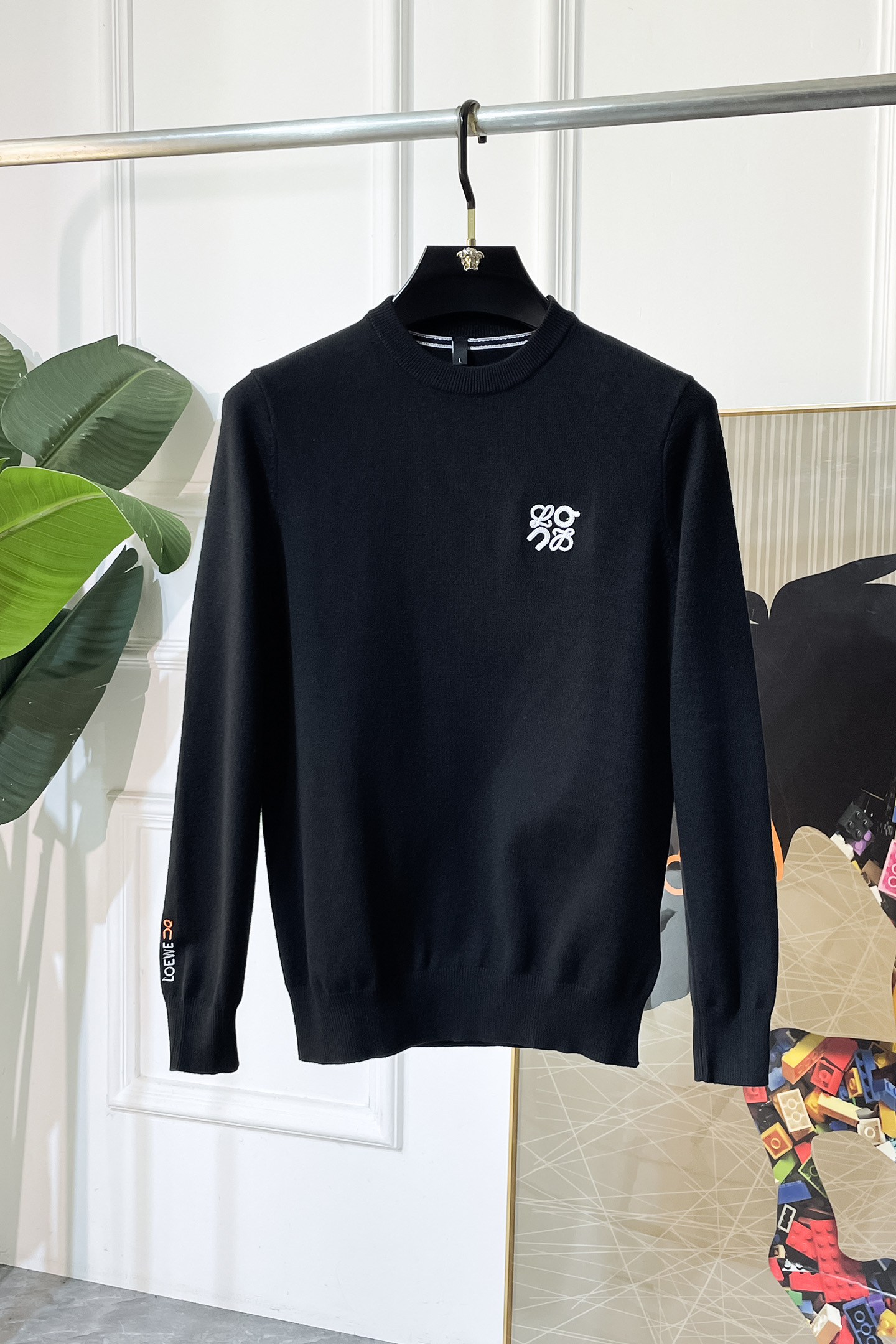 NO:550691,Luo Yiwei - 2025ss autumn and winter big hit official website, the same sweater, the latest autumn and winter style!  High-quality imported Italian wool fabric, high-density knitted, versatile sweaters, and shirts underwear are all very handsome!  Logo logo!  It is more durable and less likely to deform. It has excellent styles and can be easily held in all styles. It also needs to be collected for the fabrics!  The classic fashion decorations that are sought after every year have become popular all over the world!  Code number M-4XL, loewe, sweaters,shirts,alexander wang19860909罗意威 - 2025ss秋冬季大爆款官网同款毛衣,秋冬最新款！高品质意大利进口羊毛面料,高密度针织,百搭毛衣,内搭衬衫都帅气十足！Logo标志！更耐穿更加不易变形,版型极好,各种风格都能轻松HOLD住,冲着版型面料也要收的类型！年年被追捧的经典时尚装饰已经风靡全球！码数M-4XL,,loewe,sweaters,shirts,alexander wang,Men's clothing