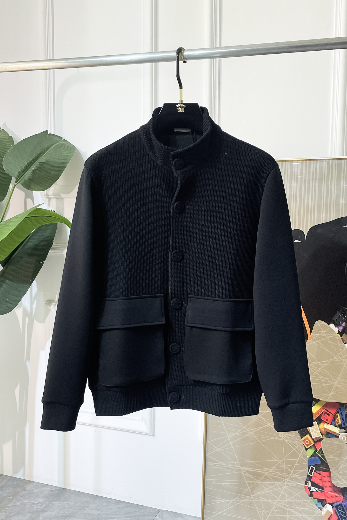 NO:550672,Dior - 2025 autumn and winter new men's wool knitted cardigan jacket. The counter is selling hot items, and a versatile item that every major fashion buyer celebrity handed over. It is simple and fashionable and beautiful, with a gentleman look on the upper body. The whole sweater is not only exquisite in texture, but also fine and fine workmanship. The overall beauty and generous ensure that the silhouette of the clothes is not easy to deform. Customized wool fabrics are neither loose nor tight, and have a very good restoration. A fashion item that combines cold resistance and fashion in autumn and winter. m-3XL,,dior, jackets & coats,sweaters,alexander wang19860909迪奥 - 2025秋冬新款男士羊毛针织开衫外套.专柜在售爆款单品,各大时尚买手明星人手一件的百搭单品.简单时尚甚是好看,上身绅士范十足.整件毛衣不单纹理工艺精美,走线更是精工细作均匀整齐.整体美观大方保证了衣服的廓形不易变形.定制羊毛面料,既不会很宽松也不会很紧绷,恢复性非常好.秋冬御寒与时尚兼备的一款时装单品.m-3XL,,dior,jackets & coats,sweaters,alexander wang,Men's clothing