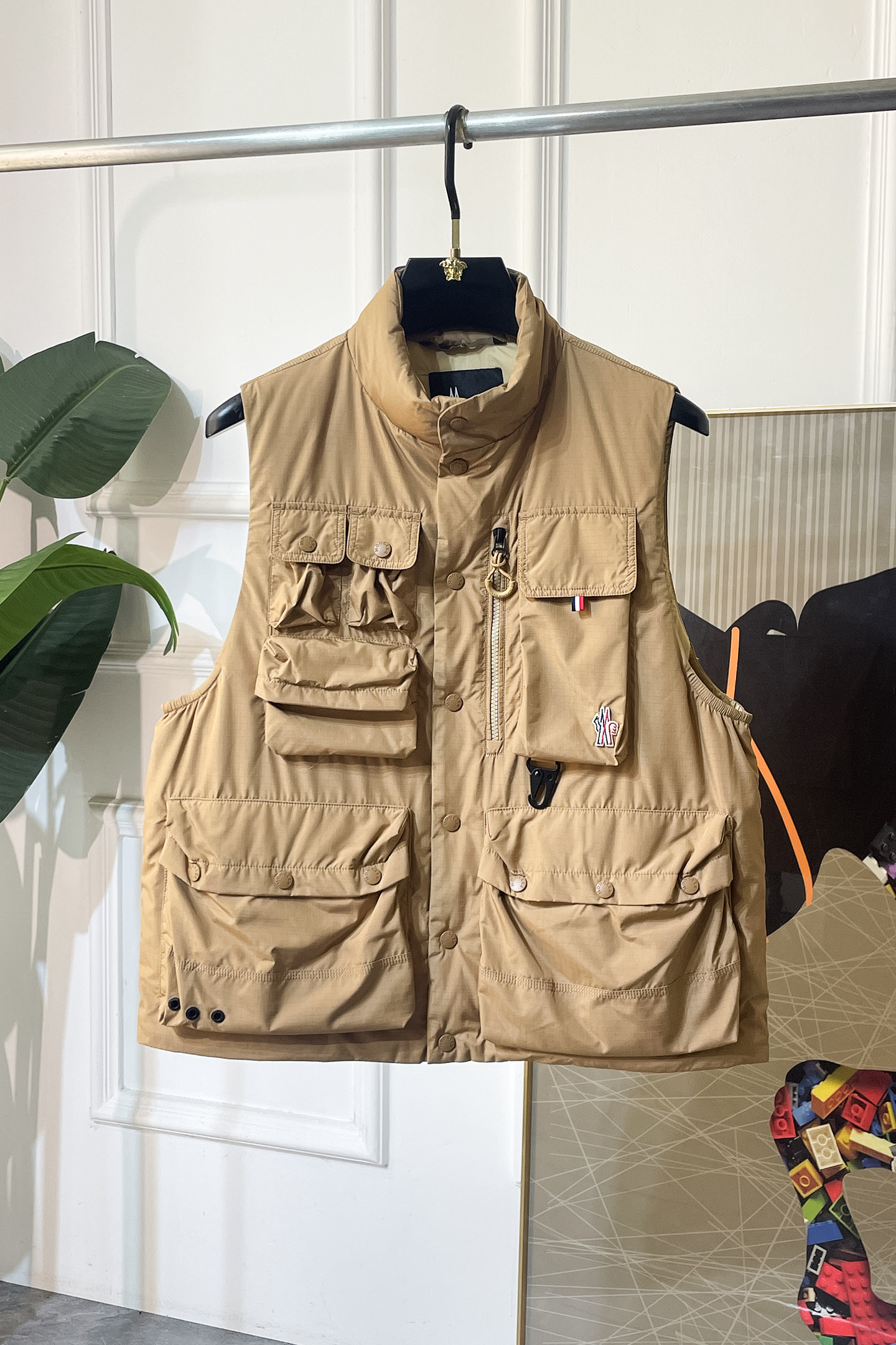 NO:566627,High version!  Moncle2025 new light vest down jacket, simple and comfortable stand-up collar patch pockets, low-key logo details on the back, light and comfortable, slim fit without being bulky, workwear ootd, no need to show off, self-displaying temperament, a must-have item for autumn and winter!  Color Brown, Black Size M-3XL,, down jacket, alexander wang19860909高版本！Moncle2025新款轻马甲羽绒服,简约舒适立领贴袋,背后低调标识细节,轻盈舒适,修身不臃肿,工装ootd ,无需张扬,自显气质,秋冬必备单品！ 颜色棕色,黑色 码数M-3XL,,down jacket,alexander wang,Men's clothing