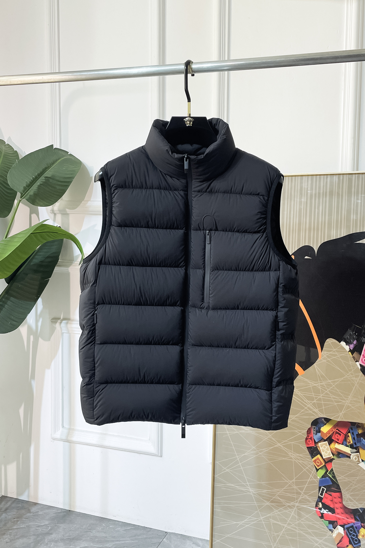 NO:566621,High version!  Exclusive original customization for muzzle, popular 2025 autumn and winter new down vest. Original customized hardware accessories are all imported and original customization. Welcome to compare. Absolutely high quality. Use top 90 white duck down. Super soft. Filled with fluffy and full feathers. Super heavy fabrics with perfect workmanship. Pay attention to the fabrics are super comfortable. Exclusive model. Non-market goods. Same sizes for men and women. Sizes M to XXXL, Moncler, down jacket, alexander wang19860909高版本！独家原版定制 蒙口 爆款 2025 秋冬新款羽绒马甲.原版订制五金配件全进口原版定制 欢迎对比 绝对的高品质 采用顶级90白鸭绒 超柔软 充羽量蓬松饱满 超级重面料做工杠杠的版型完美 注意面料超舒服 独家款 非市场货 男女同款尺码码数.码数M一XXXL,,Moncler,down jacket,alexander wang,Men's clothing