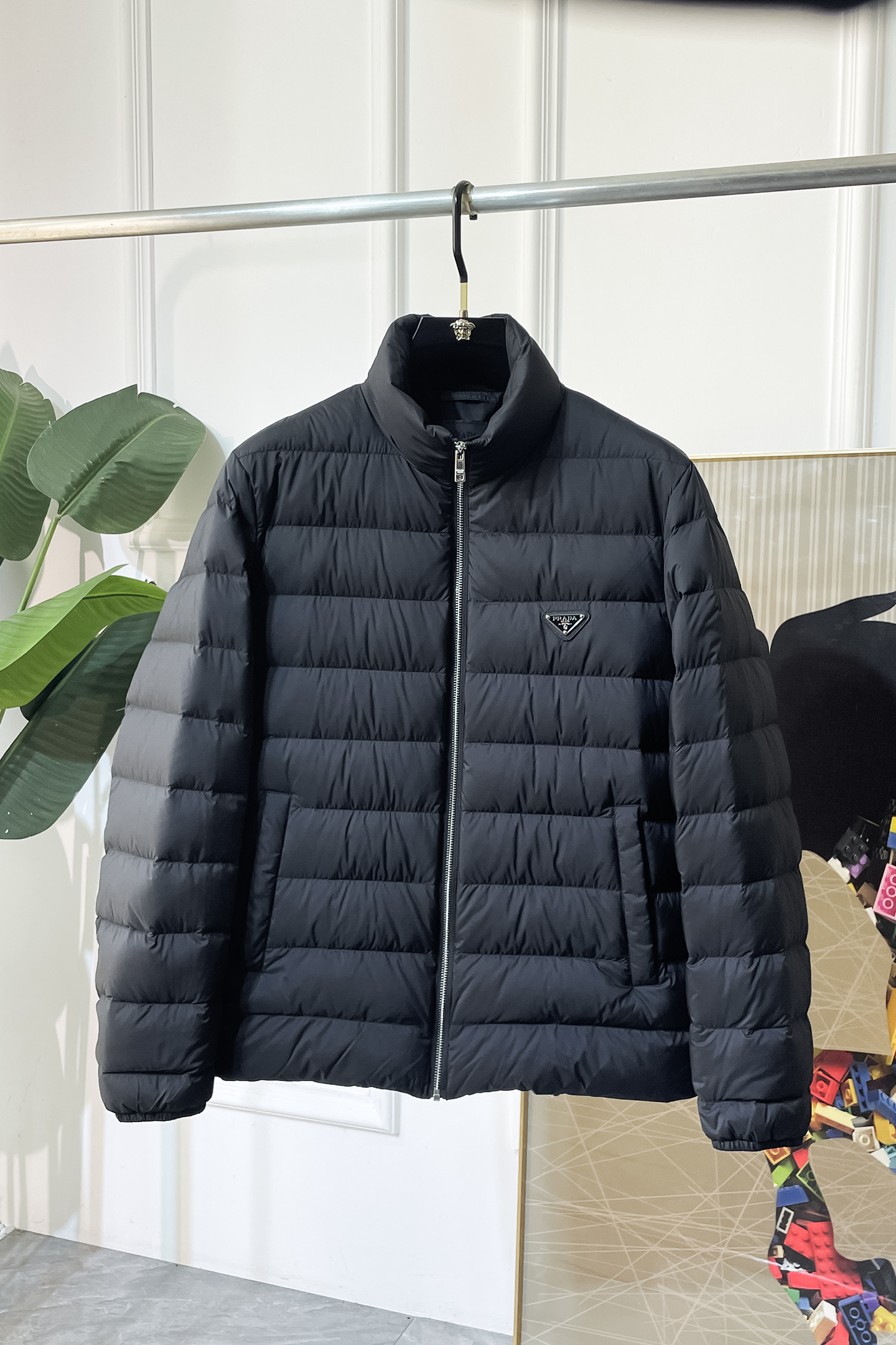 NO:564899,Top version, pay attention to details and contrast the down. Prada ADA autumn and winter down jacket, stand-up collar classic style, light, fluffy, warm and comfortable, classic and versatile, with high quality. Down is a must-have item in the wardrobe. It has a high mix-and-match coefficient, is very fashionable and full of modern vitality. The upper body is light and warm!  Proper high-end sense; high street style and versatile fashion!  High specification filling of 90% goose down, 10% feathers, triangle brand logo badge on the chest!  The placket has a hidden button design. It is also very practical to match. It is a simple yet individual item with a relatively fitted silhouette. It is basic and easy to wear, and well interprets the casual feeling. Adhering to the consistent lightness, the fabric is relatively stiff and the density is particularly high.  , of course, its windproof effect is also very good in autumn and winter, and the gallbladder fabric has a good anti-drilling effect. With this kind of gallbladder fabric, the upper body will be more comfortable, and the small details can also reflect the careful design. All the accessories are supplied by customers, the crimping process is smooth and smooth, and the workmanship is exquisite and perfect.  Color black Size: M-3XL, prada, down jacket, alexander wang19860909顶级版本,注意细节对比羽绒 普拉达ADA秋冬羽绒服,立领金典款式轻便蓬松保暖舒适,经典百搭实穿,保真品质,羽绒作为衣橱必备的单品,混搭系数极高,极具时髦感且充满现代活力感.上身轻盈保暖！妥妥的高级高级感；高街风范百搭时尚！ 高规格填充90鹅绒,10羽毛,胸前三角标品牌Logo徽章！门襟暗扣设计.搭配起来也是很实用的.简单又不失个性的单品,版型比较合体,就是基础又好穿的,很好的诠释了休闲的感觉.秉承一贯的轻盈特性,面料比较挺括,密度也特别高,当然秋冬季节它的防风效果也很好,胆布防钻绒效果好,配合这样的胆布,上身会更舒适,小细节也能体现用心的设计,全系客供辅料,压线工艺处理的顺直平整,做工精致完美, 颜色黑色 尺码:M-3XL,,prada,down jacket,alexander wang,Men's clothing