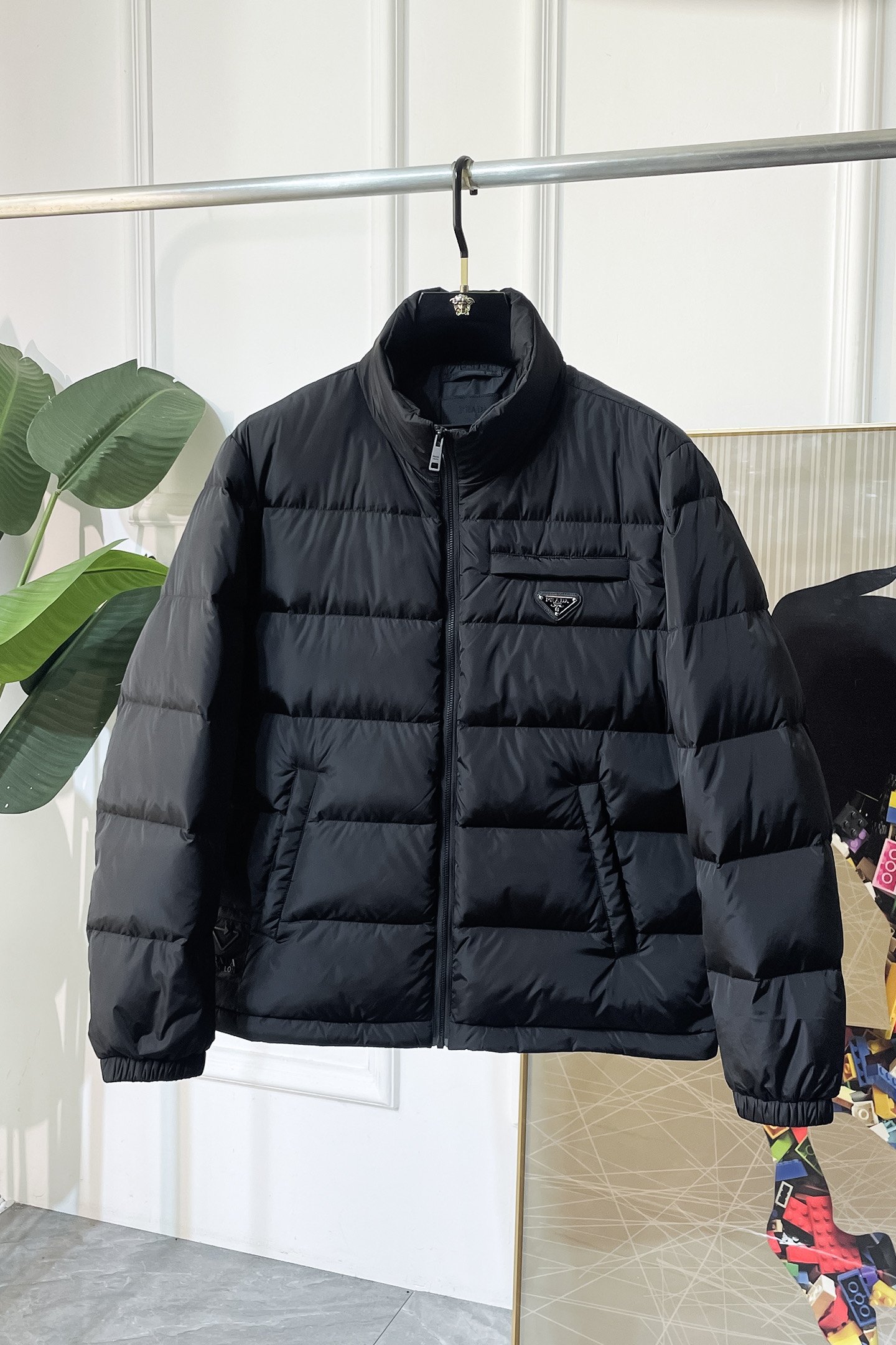 NO:566618,High version!  Pay attention to the details and compare PRADA's 25 new autumn and winter down jackets. The stand-up collar style is light, fluffy, warm and comfortable, classic and versatile, with high quality. Down is a must-have item in the wardrobe. It has a high mix-and-match coefficient, is very fashionable and full of modern vitality. The upper body is light and warm!  Proper high-end sense; high street style and versatile fashion!  High specification filling of 90% duck down, 10% feathers, and triangular brand logo badge on the chest!  It is a simple yet individual item with a relatively well-fitting silhouette that is both basic and easy to wear. It is a good interpretation of the casual feeling. Adhering to the consistent lightness, the fabric is relatively stiff and has a particularly high density. Of course, it is also very windproof in autumn and winter. The gallbladder has a good anti-drill effect. With such gallbladder, the upper body will be more comfortable. Small details can also reflect the careful design. All the accessories are supplied by customers. The crimping process is smooth and smooth, and the workmanship is exquisite and perfect!  !  Color black Size: M L XL 2XL 3XL,, prada, prada, jackets & coats, down jacket, alexander wang19860909高版本！注意细节对比PRADA 普拉达 25秋冬新款羽绒服外套,立领金典款式轻便蓬松保暖舒适,经典百搭实穿,保真品质,羽绒作为衣橱必备的单品,混搭系数极高,极具时髦感且充满现代活力感.上身轻盈保暖！妥妥的高级高级感；高街风范百搭时尚！ 高规格填充90鸭绒,10羽毛,胸前三角标品牌Logo徽章！简单又不失个性的单品,版型比较合体,就是基础又好穿的,很好的诠释了休闲的感觉.秉承一贯的轻盈特性,面料比较挺括,密度也特别高,当然秋冬季节它的防风效果也很好,胆布防钻绒效果好,配合这样的胆布,上身会更舒适,小细节也能体现用心的设计,全系客供辅料,压线工艺处理的顺直平整,做工精致完美！！ 颜色黑色  尺码:M L XL 2XL 3XL,,prada,prada,jackets & coats,down jacket,alexander wang,Men's clothing