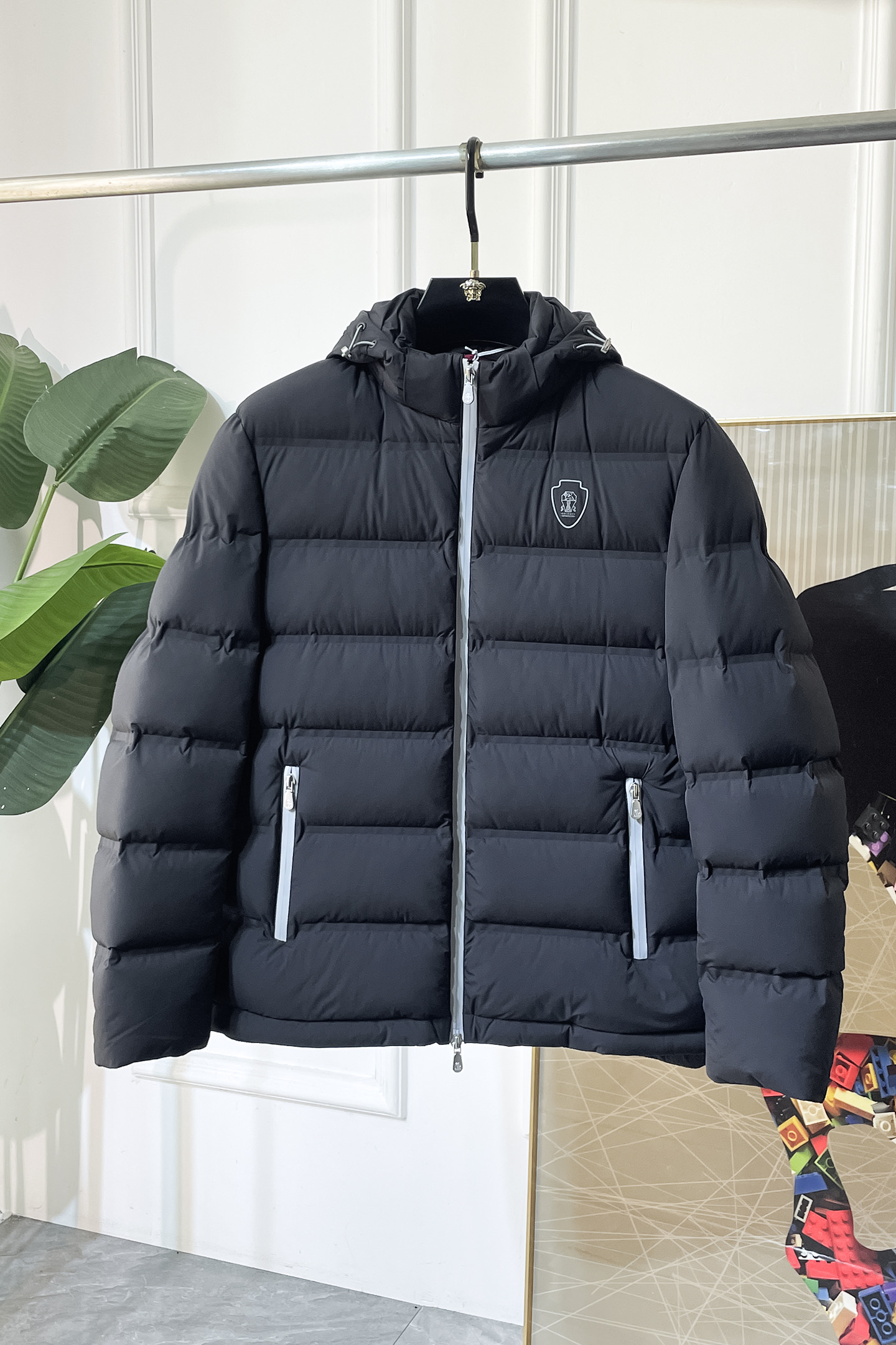 NO:566613,Brunello Cucinelli 25 Autumn and Winter Stand Collar Down Jacket BC This jacket uses high-quality down filling technology and is processed through multiple processes to ensure that the down is evenly distributed and fully fluffy to ensure warmth; it improves durability and optimizes the wearing experience. This jacket has a hooded design that fits the neck and blocks cold wind; it has Brunello on the chest.  Cucinelli's iconic logo decorative printing enhances brand recognition and fashion sense; contrasting zipper pockets are configured on both sides for convenient storage of small items, both beautiful and practical. The horizontal quilting design adds a sense of layering and three-dimensionality, suitable for daily leisure, urban commuting and other scenarios. Size: 48 50 52 54 56 Color black green, brunello cucinelli, jackets & coats, down   jacket,hats,alexander wang19860909Brunello Cucinelli25秋冬款立领羽绒外套 BC这款外套采用高品质羽绒填充工艺,经多道工序处理,确保羽绒均匀分布、充分蓬松,保障保暖性；提升耐用度,优化穿着体验. 这款外套版型采用连帽设计,贴合颈部,阻挡冷风灌入；前胸及有Brunello Cucinelli标志性logo装饰印花,提升品牌辨识度与时尚感；两侧配置撞色拉链口袋,方便存放小物件,兼具美观与实用性.横格绗缝设计,又增添层次感与立体感,适配日常休闲、都市通勤等多种场景. 码数:48 50 52 54 56 颜色黑色 绿色,,brunello cucinelli,jackets & coats,down jacket,hats,alexander wang,Men's clothing