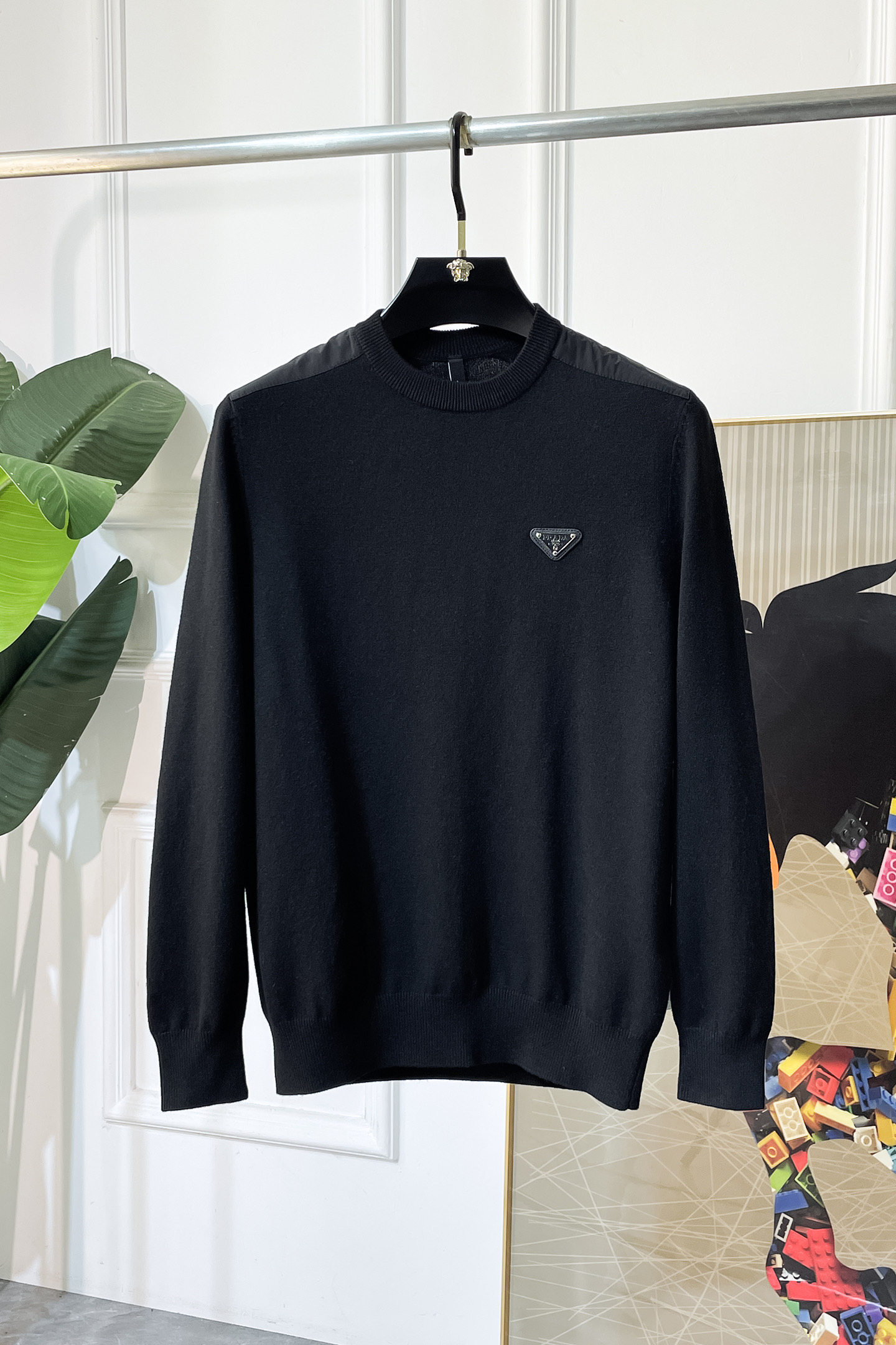 NO:568681,Prada - 2025ss autumn and winter big hit official website same style sweater, the latest autumn and winter style!  High-quality wool fabric imported from Italy, high-density knitting, versatile sweaters and shirts are all very handsome!  Logo!  It is more durable and less prone to deformation. It has an excellent fit and can be easily held in various styles. It is also a type that needs to be adjusted according to the fit of the fabric!  The classic fashion decoration that is sought after every year has become popular all over the world!  Size M-4XL,,prada,sweaters,shirts,alexander wang19860909普拉达 - 2025ss秋冬季大爆款官网同款毛衣,秋冬最新款！高品质意大利进口羊毛面料,高密度针织,百搭毛衣,内搭衬衫都帅气十足！Logo标志！更耐穿更加不易变形,版型极好,各种风格都能轻松HOLD住,冲着版型面料也要收的类型！年年被追捧的经典时尚装饰已经风靡全球！码数M-4XL,,prada,sweaters,shirts,alexander wang,Men's clothing