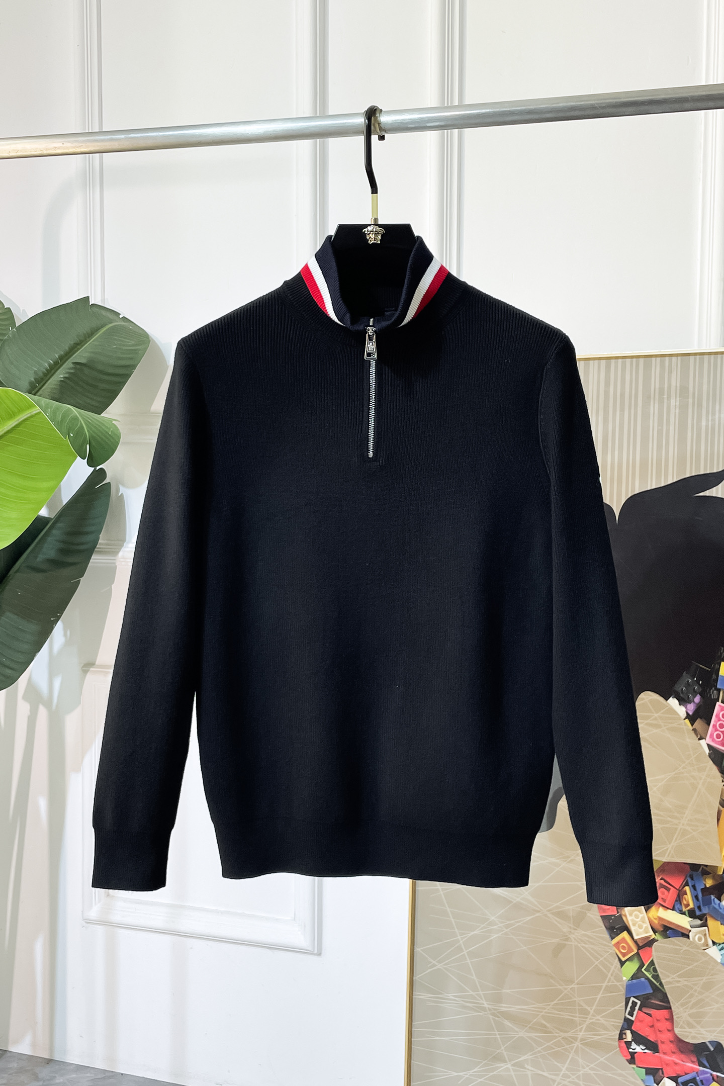 NO:568686,Mengkou - 2025ss autumn and winter big hit official website same style sweater, the latest autumn and winter style!  High-quality wool fabric imported from Italy, high-density knitting, versatile sweaters and shirts are all very handsome!  Logo!  It is more durable and less prone to deformation. It has an excellent fit and can be easily held in various styles. It is also a type that needs to be adjusted according to the fit of the fabric!  The classic fashion decoration that is sought after every year has become popular all over the world!  Size M-4XL,,Moncler,sweaters,shirts,alexander wang19860909蒙口 - 2025ss秋冬季大爆款官网同款毛衣,秋冬最新款！高品质意大利进口羊毛面料,高密度针织,百搭毛衣,内搭衬衫都帅气十足！Logo标志！更耐穿更加不易变形,版型极好,各种风格都能轻松HOLD住,冲着版型面料也要收的类型！年年被追捧的经典时尚装饰已经风靡全球！码数M-4XL,,Moncler,sweaters,shirts,alexander wang,Men's clothing