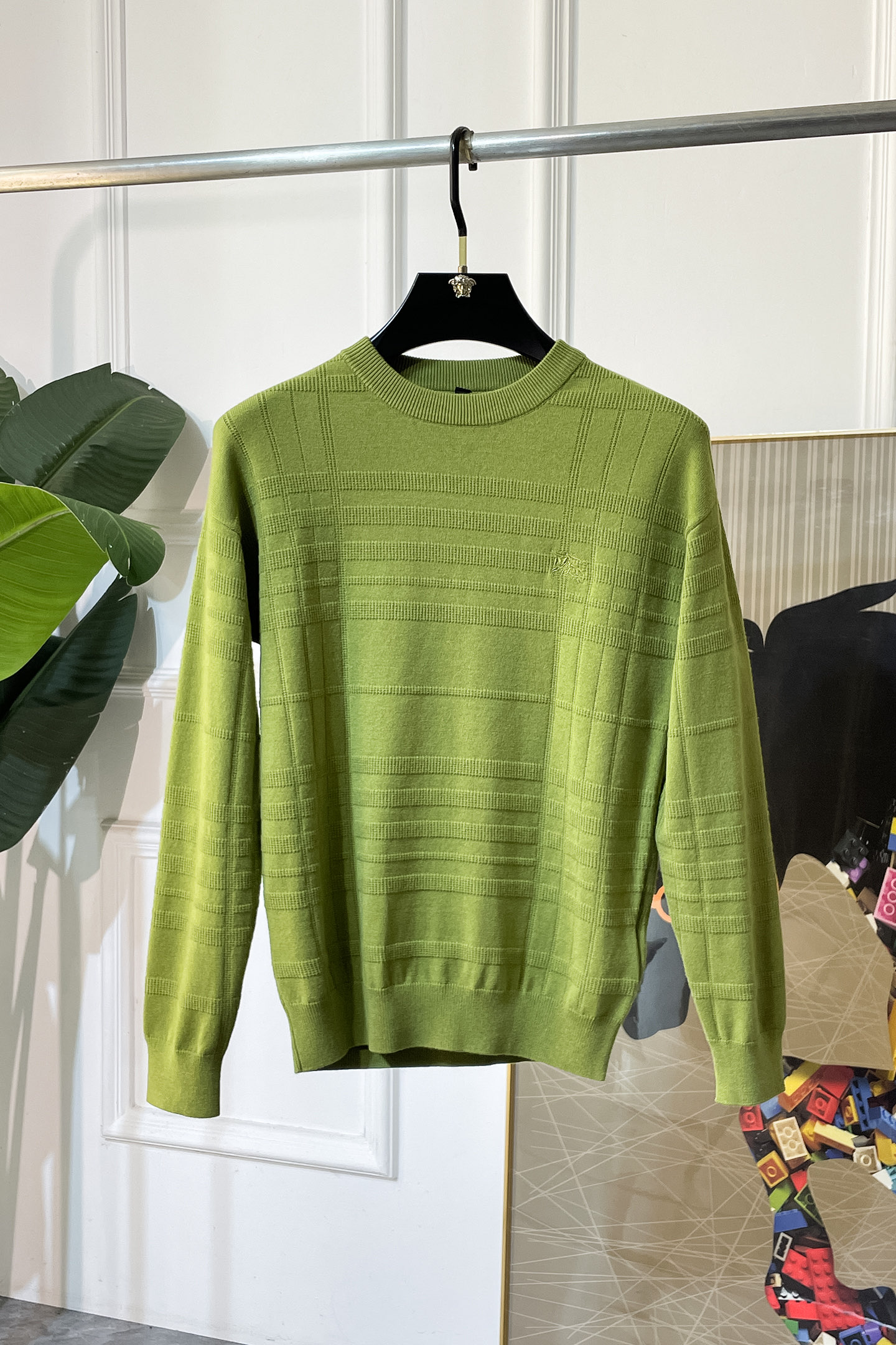 NO:566568,Burberry - 2025ss autumn and winter big hit official website same style sweater, the latest autumn and winter style!  High-quality wool fabric imported from Italy, high-density knitting, versatile sweaters and shirts are all very handsome!  Logo!  It is more durable and less prone to deformation. It has an excellent fit and can be easily held in various styles. It is also a type that needs to be adjusted according to the fit of the fabric!  The classic fashion decoration that is sought after every year has become popular all over the world!  Size M-4XL,,burberry,sweaters,shirts,alexander wang19860909巴宝莉 - 2025ss秋冬季大爆款官网同款毛衣,秋冬最新款！高品质意大利进口羊毛面料,高密度针织,百搭毛衣,内搭衬衫都帅气十足！Logo标志！更耐穿更加不易变形,版型极好,各种风格都能轻松HOLD住,冲着版型面料也要收的类型！年年被追捧的经典时尚装饰已经风靡全球！码数M-4XL,,burberry,sweaters,shirts,alexander wang,Men's clothing