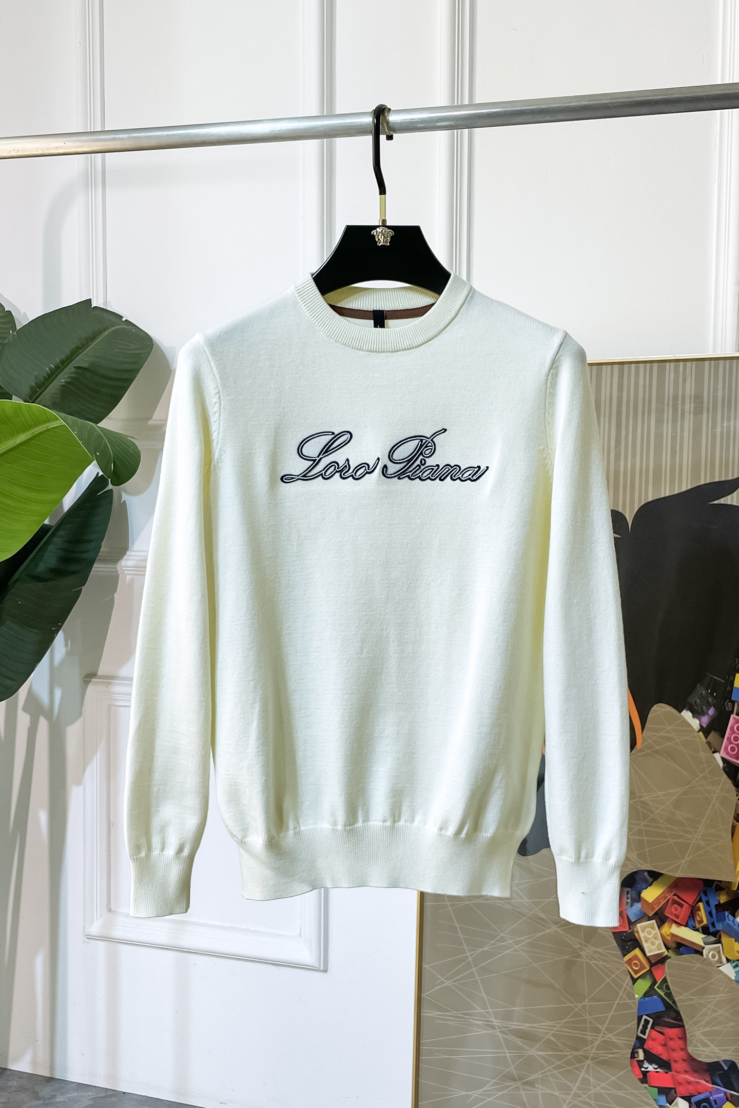 NO:568630,LP Nuoyou - 2025ss autumn and winter hot style official website same sweater, the latest autumn and winter style!  High-quality wool fabric imported from Italy, high-density knitting, versatile sweaters and shirts are all very handsome!  Logo!  It is more durable and less prone to deformation. It has an excellent fit and can be easily held in various styles. It is also a type that needs to be adjusted according to the fit of the fabric!  The classic fashion decoration that is sought after every year has become popular all over the world!  Size M-4XL,,loro piana,sweaters,shirts,alexander wang19860909LP诺悠- 2025ss秋冬季大爆款官网同款毛衣,秋冬最新款！高品质意大利进口羊毛面料,高密度针织,百搭毛衣,内搭衬衫都帅气十足！Logo标志！更耐穿更加不易变形,版型极好,各种风格都能轻松HOLD住,冲着版型面料也要收的类型！年年被追捧的经典时尚装饰已经风靡全球！码数M-4XL,,loro piana,sweaters,shirts,alexander wang,Men's clothing