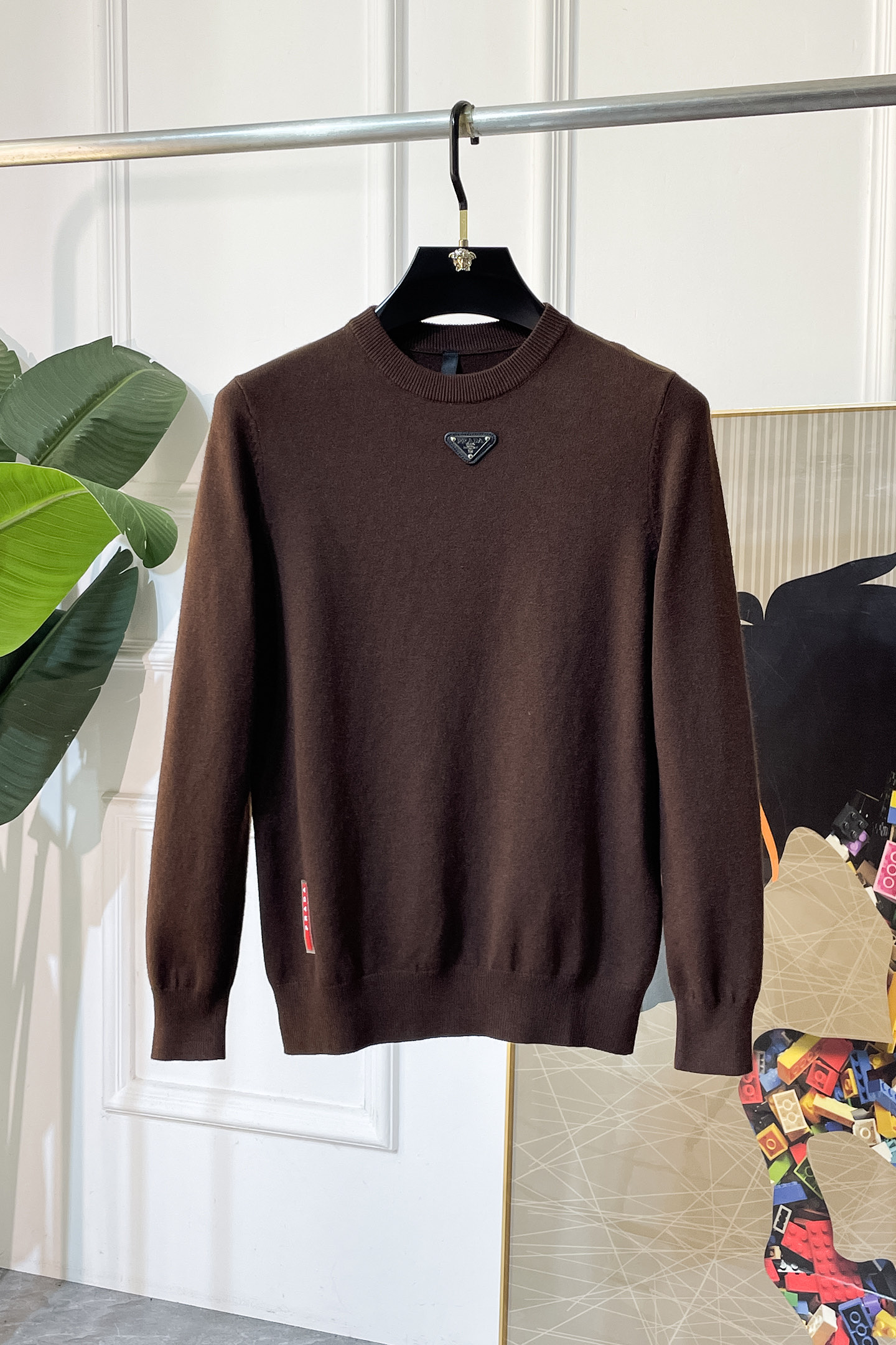 NO:566558,Prada - 2025ss hot-selling boutique sweaters, the latest autumn and winter style!  High-quality wool fabric imported from Italy, high-density knitting, versatile sweaters and shirts are all very handsome!  Logo!  It is more durable and less prone to deformation. It has an excellent fit and can be easily held in various styles. It is also a type that needs to be adjusted according to the fit of the fabric!  The classic fashion decoration that is sought after every year has become popular all over the world!  Size M-4XL,,prada,sweaters,shirts,alexander wang19860909普拉达 - 2025ss大爆款精品毛衣,秋冬最新款！高品质意大利进口羊毛面料,高密度针织,百搭毛衣,内搭衬衫都帅气十足！Logo标志！更耐穿更加不易变形,版型极好,各种风格都能轻松HOLD住,冲着版型面料也要收的类型！年年被追捧的经典时尚装饰已经风靡全球！码数M-4XL,,prada,sweaters,shirts,alexander wang,Men's clothing