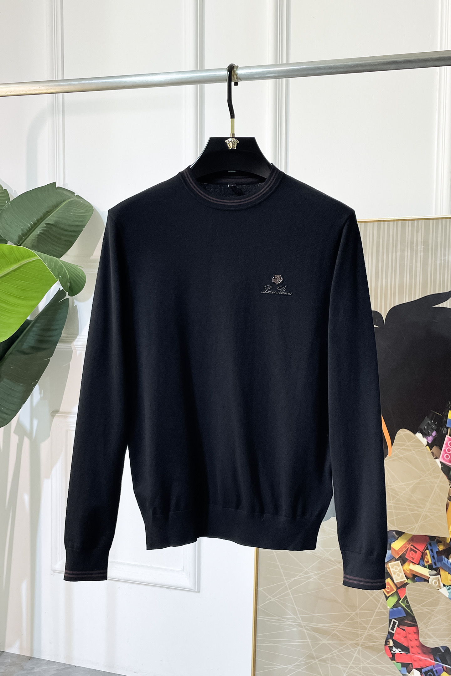 NO:566573,LP Nuoyou - 2025ss autumn and winter big hit official website same style sweater, the latest autumn and winter style!  High-quality wool fabric imported from Italy, high-density knitting, versatile sweaters and shirts are all very handsome!  Logo!  It is more durable and less prone to deformation. It has an excellent fit and can be easily held in various styles. It is also a type that needs to be adjusted according to the fit of the fabric!  The classic fashion decoration that is sought after every year has become popular all over the world!  Size M-4XL,,loro piana,sweaters,shirts,alexander wang19860909LP诺悠 - 2025ss秋冬季大爆款官网同款毛衣,秋冬最新款！高品质意大利进口羊毛面料,高密度针织,百搭毛衣,内搭衬衫都帅气十足！Logo标志！更耐穿更加不易变形,版型极好,各种风格都能轻松HOLD住,冲着版型面料也要收的类型！年年被追捧的经典时尚装饰已经风靡全球！码数M-4XL,,loro piana,sweaters,shirts,alexander wang,Men's clothing