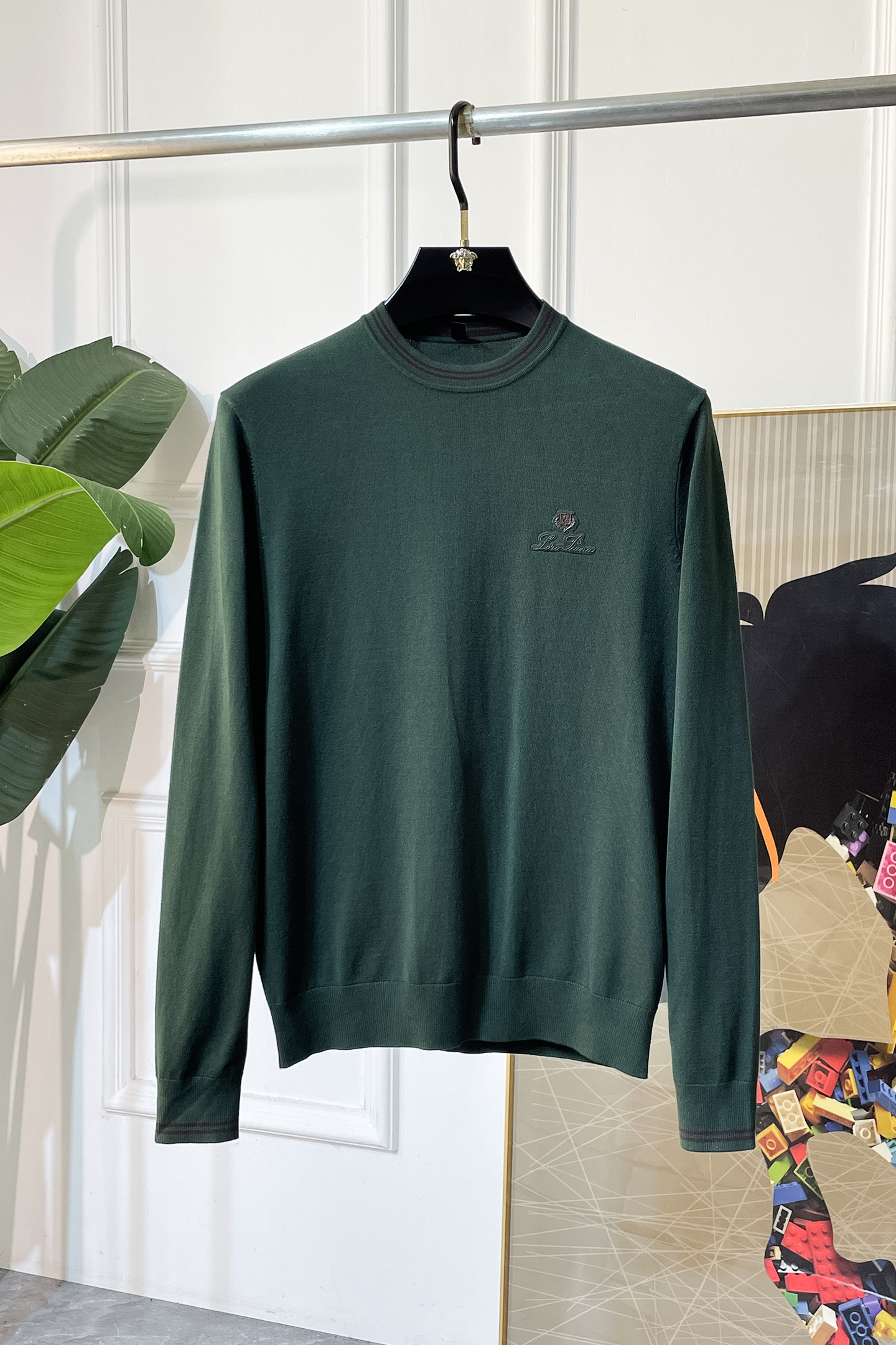 NO:568676,LP Nuoyou - 2025ss autumn and winter big hit official website same style sweater, the latest autumn and winter style!  High-quality wool fabric imported from Italy, high-density knitting, versatile sweaters and shirts are all very handsome!  Logo!  It is more durable and less prone to deformation. It has an excellent fit and can be easily held in various styles. It is also a type that needs to be adjusted according to the fit of the fabric!  The classic fashion decoration that is sought after every year has become popular all over the world!  Size M-4XL,,loro piana,sweaters,shirts,alexander wang19860909LP诺悠 - 2025ss秋冬季大爆款官网同款毛衣,秋冬最新款！高品质意大利进口羊毛面料,高密度针织,百搭毛衣,内搭衬衫都帅气十足！Logo标志！更耐穿更加不易变形,版型极好,各种风格都能轻松HOLD住,冲着版型面料也要收的类型！年年被追捧的经典时尚装饰已经风靡全球！码数M-4XL,,loro piana,sweaters,shirts,alexander wang,Men's clothing