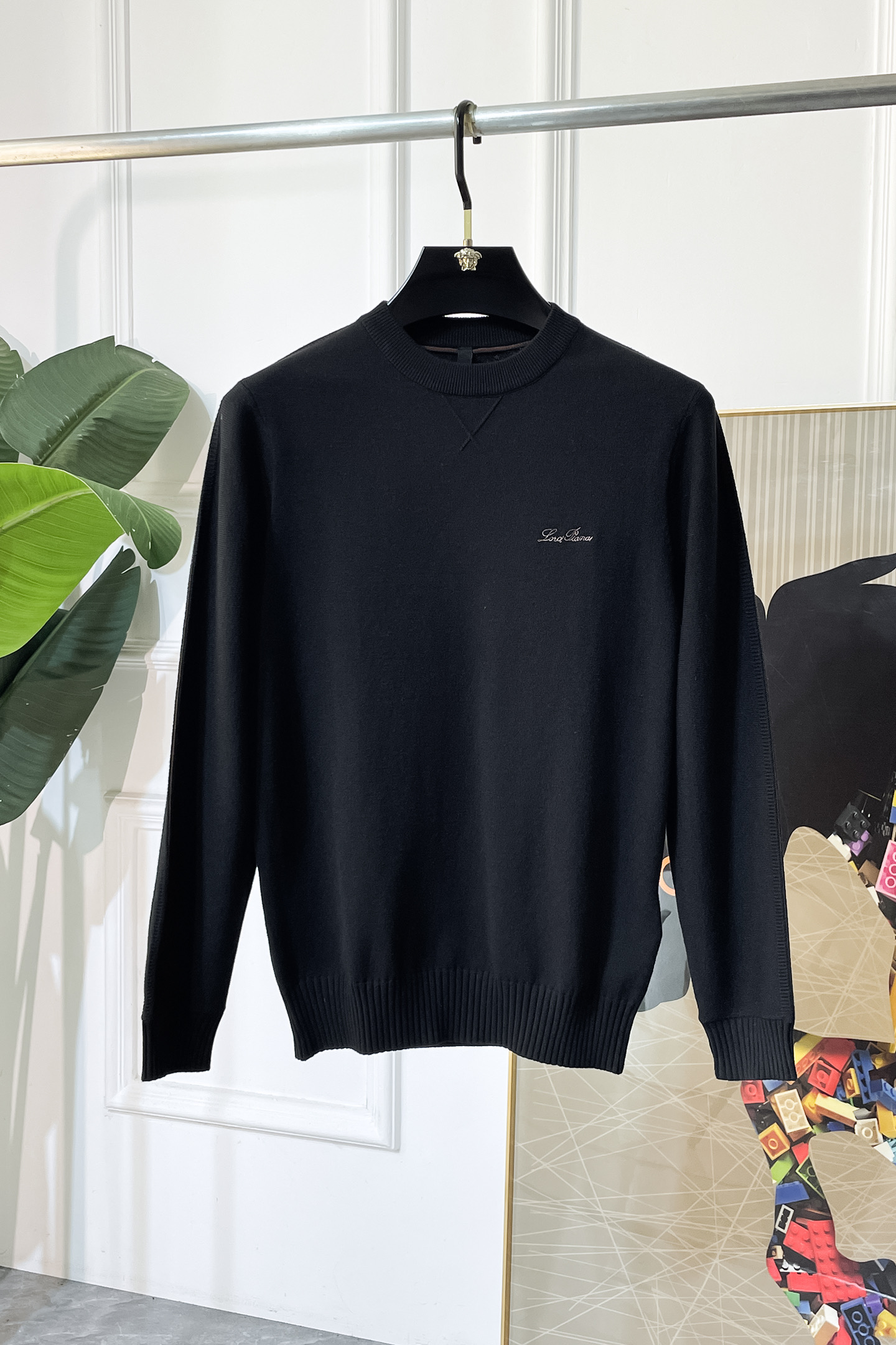 NO:645449,LP Nuoyou - 2025ss autumn and winter big hit official website same style sweater, the latest autumn and winter style!  High-quality wool fabric imported from Italy, high-density knitting, versatile sweaters and shirts are all very handsome!  Logo!  It is more durable and less prone to deformation. It has an excellent fit and can be easily held in various styles. It is also a type that needs to be adjusted according to the fit of the fabric!  The classic fashion decoration that is sought after every year has become popular all over the world!  Size M-4XL,,loro piana,sweaters,shirts,alexander wang19860909LP诺悠 - 2025ss秋冬季大爆款官网同款毛衣,秋冬最新款！高品质意大利进口羊毛面料,高密度针织,百搭毛衣,内搭衬衫都帅气十足！Logo标志！更耐穿更加不易变形,版型极好,各种风格都能轻松HOLD住,冲着版型面料也要收的类型！年年被追捧的经典时尚装饰已经风靡全球！码数M-4XL,,loro piana,sweaters,shirts,alexander wang,Men's clothing