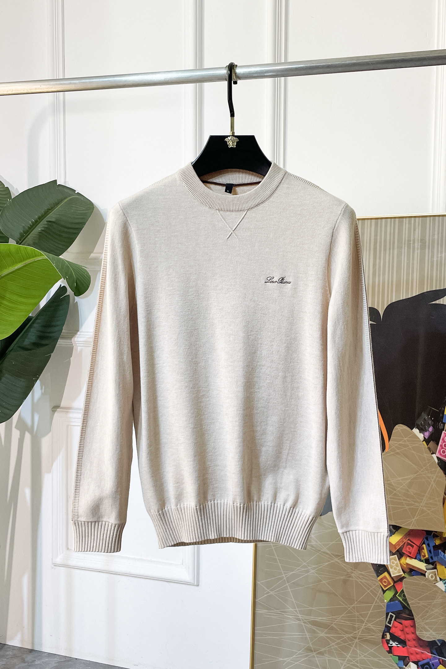 NO:568696,LP Nuoyou - 2025ss autumn and winter big hit official website same style sweater, the latest autumn and winter style!  High-quality wool fabric imported from Italy, high-density knitting, versatile sweaters and shirts are all very handsome!  Logo!  It is more durable and less prone to deformation. It has an excellent fit and can be easily held in various styles. It is also a type that needs to be adjusted according to the fit of the fabric!  The classic fashion decoration that is sought after every year has become popular all over the world!  Size M-4XL,,loro piana,sweaters,shirts,alexander wang19860909LP诺悠 - 2025ss秋冬季大爆款官网同款毛衣,秋冬最新款！高品质意大利进口羊毛面料,高密度针织,百搭毛衣,内搭衬衫都帅气十足！Logo标志！更耐穿更加不易变形,版型极好,各种风格都能轻松HOLD住,冲着版型面料也要收的类型！年年被追捧的经典时尚装饰已经风靡全球！码数M-4XL,,loro piana,sweaters,shirts,alexander wang,Men's clothing