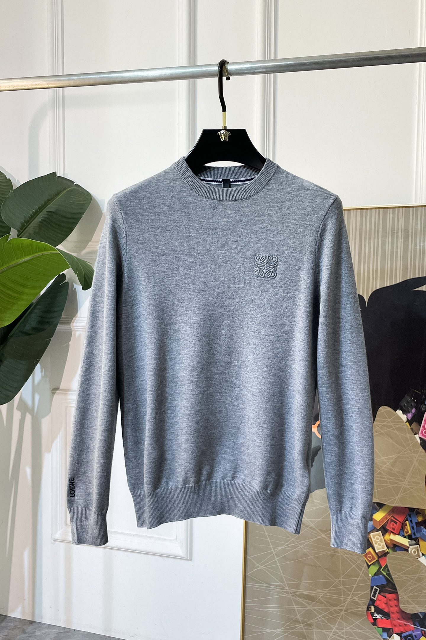 NO:568691,Luo Yiwei - 2025ss autumn and winter big hit official website same style sweater, the latest autumn and winter style!  High-quality wool fabric imported from Italy, high-density knitting, versatile sweaters and shirts are all very handsome!  Logo!  It is more durable and less prone to deformation. It has an excellent fit and can be easily held in various styles. It is also a type that needs to be adjusted according to the fit of the fabric!  The classic fashion decoration that is sought after every year has become popular all over the world!  Size M-4XL,,loewe,sweaters,shirts,alexander wang19860909罗意威 - 2025ss秋冬季大爆款官网同款毛衣,秋冬最新款！高品质意大利进口羊毛面料,高密度针织,百搭毛衣,内搭衬衫都帅气十足！Logo标志！更耐穿更加不易变形,版型极好,各种风格都能轻松HOLD住,冲着版型面料也要收的类型！年年被追捧的经典时尚装饰已经风靡全球！码数M-4XL,,loewe,sweaters,shirts,alexander wang,Men's clothing