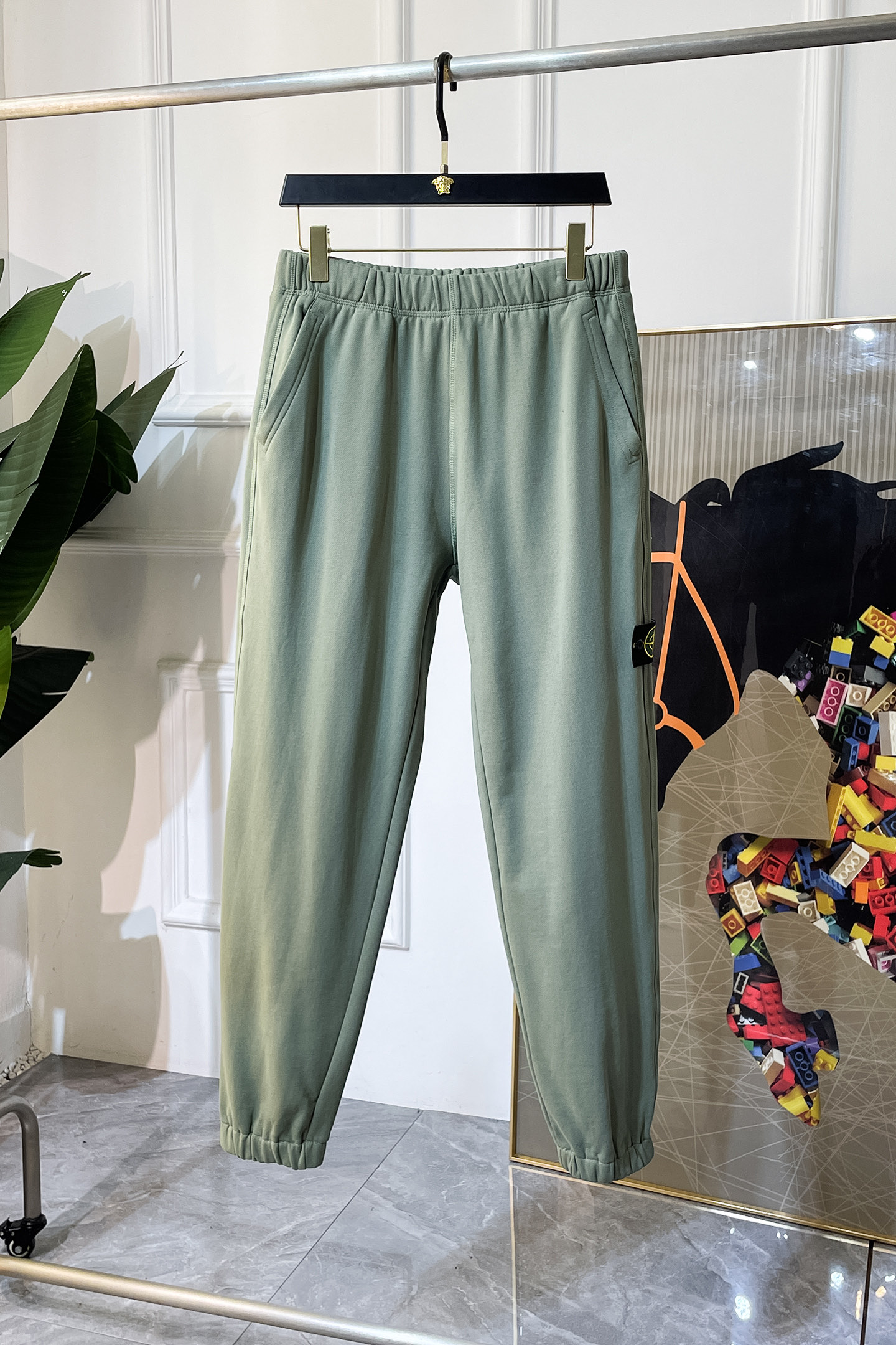 NO:564861,Stone Island - 2025ss autumn and winter counters simultaneously popular casual pants, a must-have versatile style this season, the upper body is extremely outstanding, super versatile style, 1:1 replica of the original version, complete with three labels!  The counter is designed with the latest fashion elements, imported custom-woven high-quality European cotton fabrics, with super good styles, a must-have for casual fashion!  Highly recommended size M-3XL,,alexander wang19860909石头岛 - 2025ss秋冬专柜同步爆款休闲裤,本季必入百搭款式,上身极为出挑,超级百搭款 ,原版1:1复刻,三标齐全！专柜最新时尚元素设计,进口定织高品质欧棉面料,版型超好,休闲时尚必备！强烈推荐款 尺码 M-3XL,,alexander wang,Men's clothing