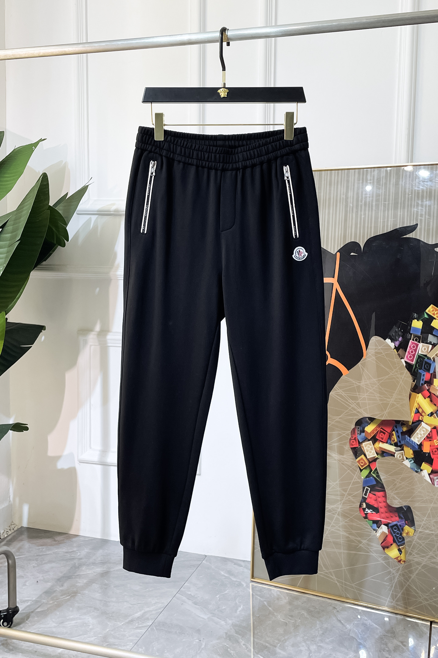 NO:564866,Meng Mouth - 2025SS autumn and winter counters simultaneously popular casual pants, a must-have versatile style this season, the upper body is extremely outstanding, super versatile style, 1:1 replica of the original version, complete with three labels!  The counter is designed with the latest fashion elements, imported custom-woven high-quality European cotton fabrics, with super good styles, a must-have for casual fashion!  Highly recommended size M-3XL, Moncler, alexander wang19860909蒙口 - 2025ss秋冬专柜同步爆款休闲裤,本季必入百搭款式,上身极为出挑,超级百搭款 ,原版1:1复刻,三标齐全！专柜最新时尚元素设计,进口定织高品质欧棉面料,版型超好,休闲时尚必备！强烈推荐款 尺码 M-3XL,,Moncler,alexander wang,Men's clothing