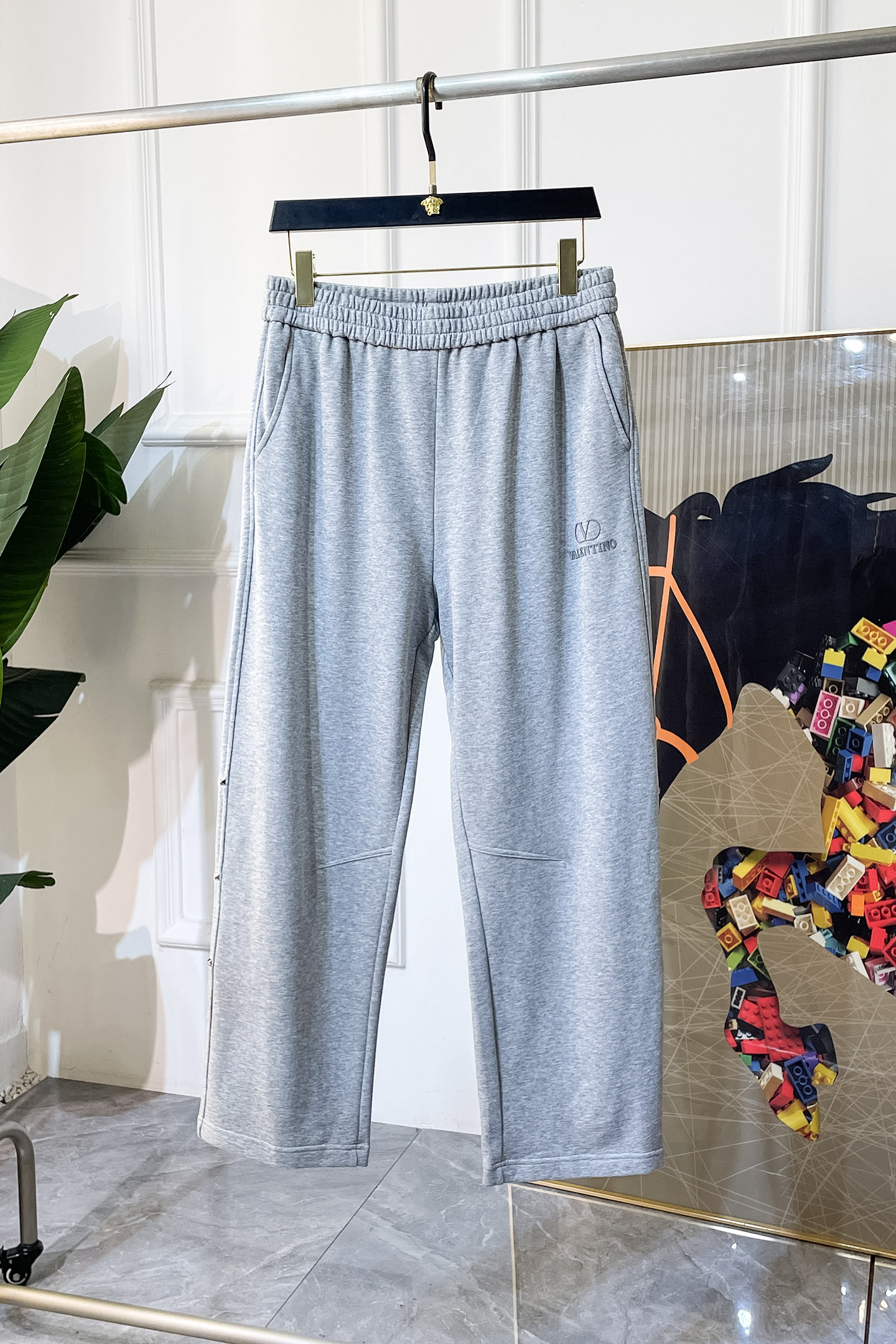 NO:564871,Valentino - 2025ss autumn and winter counter casual pants are the hottest trend at the same time. This season's must-have versatile style, the upper body is extremely outstanding, super versatile style, 1:1 replica of the original version, complete with three standards!  The counter is designed with the latest fashion elements, imported custom-woven high-quality European cotton fabrics, with super good styles, a must-have for casual fashion!  Highly recommended size M-3XL,,valentino,alexander wang19860909华伦天奴- 2025ss秋冬专柜同步爆款休闲裤,本季必入百搭款式,上身极为出挑,超级百搭款 ,原版1:1复刻,三标齐全！专柜最新时尚元素设计,进口定织高品质欧棉面料,版型超好,休闲时尚必备！强烈推荐款 尺码 M-3XL,,valentino,alexander wang,Men's clothing