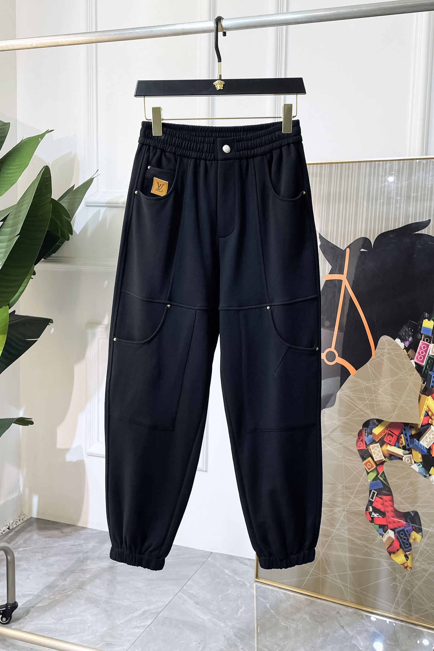 NO:564874,LV - 2025ss autumn and winter counter casual pants are popular at the same time. This season's must-have versatile style, the upper body is extremely outstanding, super versatile style, the original version is reproduced 1:1, complete with three labels!  The counter is designed with the latest fashion elements, imported custom-woven high-quality European cotton fabrics, with super good styles, a must-have for casual fashion!  Highly recommended size M-3XL, louis vuitton, alexander wang19860909LV - 2025ss秋冬专柜同步爆款休闲裤,本季必入百搭款式,上身极为出挑,超级百搭款 ,原版1:1复刻,三标齐全！专柜最新时尚元素设计,进口定织高品质欧棉面料,版型超好,休闲时尚必备！强烈推荐款 尺码 M-3XL,,louis vuitton,alexander wang,Men's clothing
