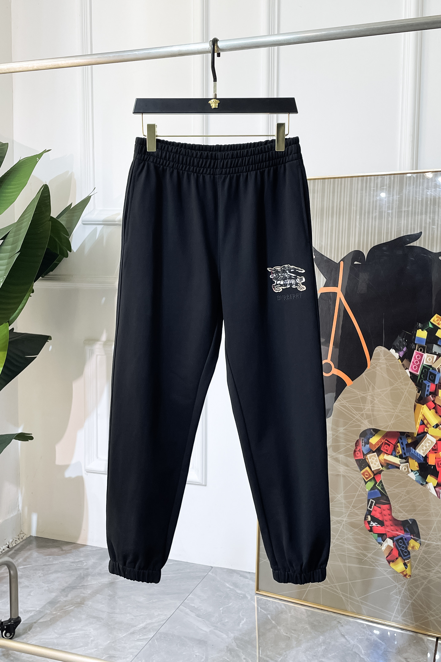 NO:564856,Burberry - 2025ss autumn and winter counters simultaneously popular casual pants, a must-have versatile style this season, the upper body is extremely outstanding, super versatile style, original 1:1 replica, complete with three standards!  The counter is designed with the latest fashion elements, imported custom-woven high-quality European cotton fabrics, with super good styles, a must-have for casual fashion!  Highly recommended size M-3XL, burberry, alexander wang19860909巴宝莉 - 2025ss秋冬专柜同步爆款休闲裤,本季必入百搭款式,上身极为出挑,超级百搭款 ,原版1:1复刻,三标齐全！专柜最新时尚元素设计,进口定织高品质欧棉面料,版型超好,休闲时尚必备！强烈推荐款 尺码 M-3XL,,burberry,alexander wang,Men's clothing