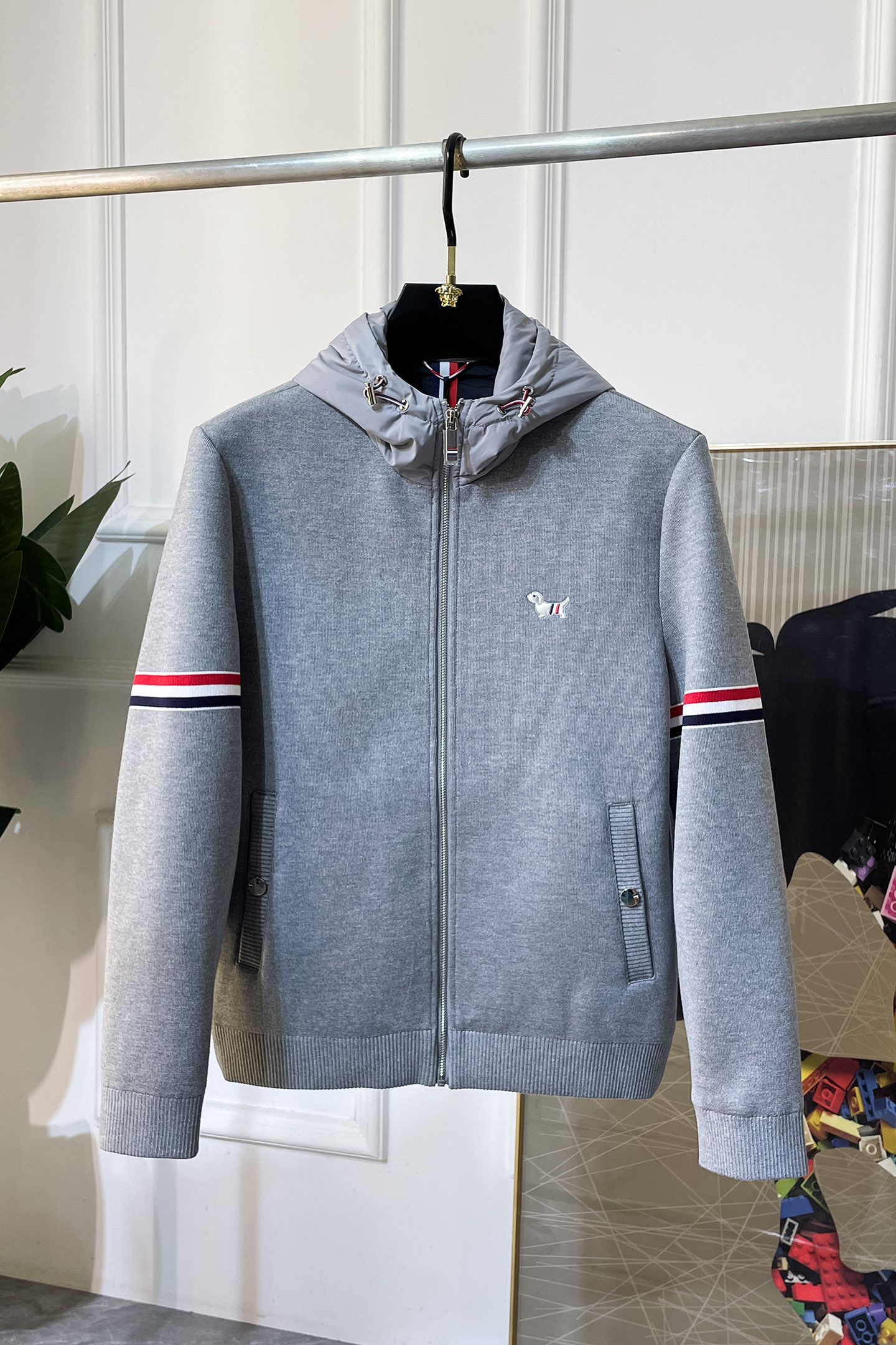 NO:564907,TB-ss hot-selling boutique jacket in autumn and winter, customized with high-quality polyester fiber fabric!  Logo design with top fashion big-name elements, complete with three standards!  Original hardware accessories, smooth lines, exquisite craftsmanship, awesome upper body shape, comfortable fabrics, windproof and warm, it is very fashionable, handsome and a must-have for casual and fashionable men with any combination!  Sizes M-3XL can fit up to 190 pounds!  ,,jackets & coats,alexander wang19860909TB- ss秋冬大爆款精品夹克,定制高品质聚酯纤维面料！顶级时尚大牌元素logo设计,三标齐全！原版五金辅料,线条流畅,工艺精致,上身版型超赞,面料舒适,挡风保暖,随意搭配都非常时尚帅气休闲时尚男仕必备款哦！尺码M-3XL 最大可穿190斤！,,jackets & coats,alexander wang,Men's clothing