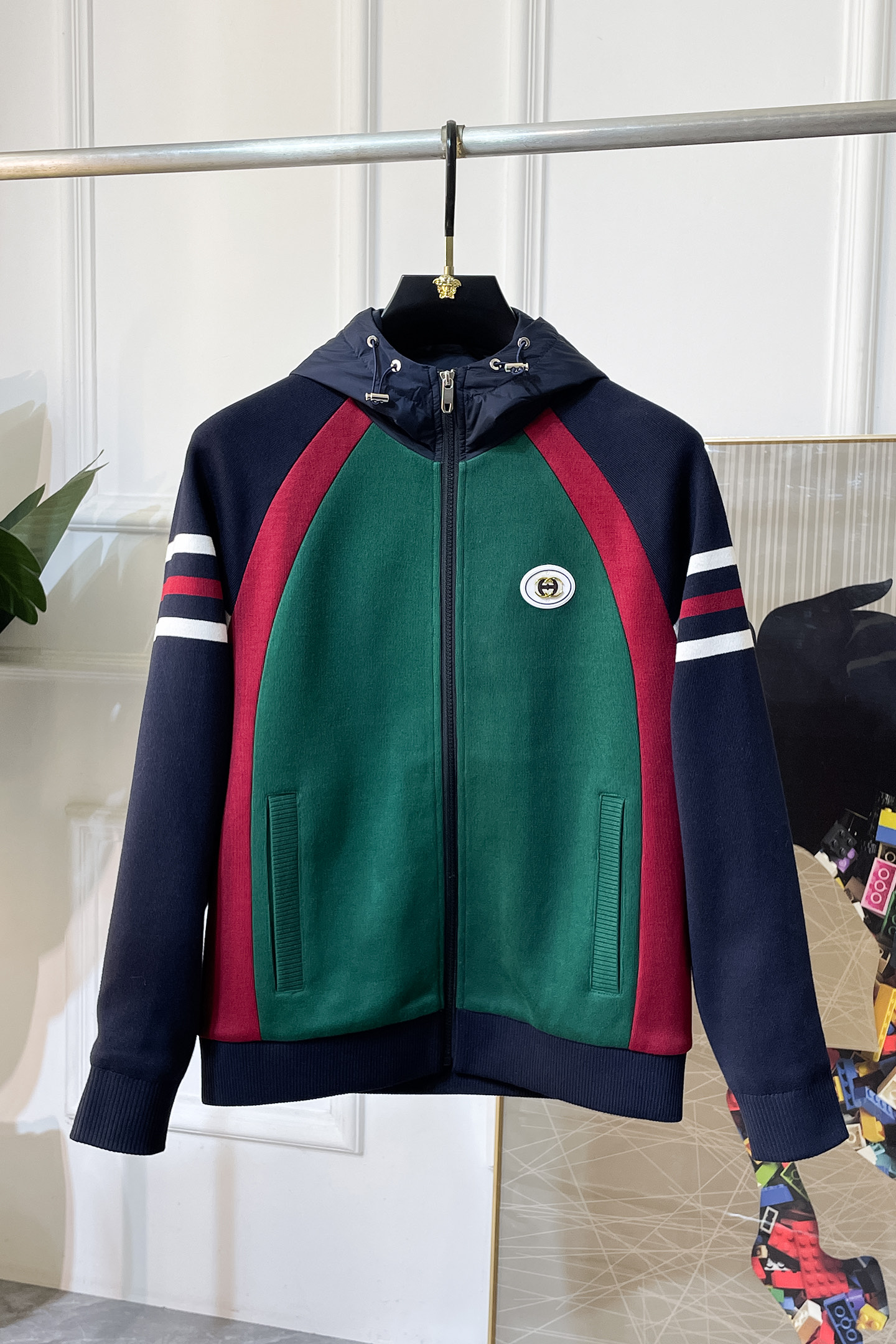 NO:564971,Gucci - ss autumn and winter hot style high-quality spliced ​​jacket, customized high-quality polyester fiber fabric!  Logo design with top fashion big-name elements, complete with three standards!  Original hardware accessories, smooth lines, exquisite craftsmanship, awesome upper body shape, comfortable fabrics, windproof and warm, it is very fashionable, handsome and a must-have for casual and fashionable men with any combination!  Sizes M-3XL can fit up to 190 pounds!  ,,jackets & coats,jackets & coats,alexander wang19860909古奇- ss秋冬大爆款精品拼接夹克外套,定制高品质聚酯纤维面料！顶级时尚大牌元素logo设计,三标齐全！原版五金辅料,线条流畅,工艺精致,上身版型超赞,面料舒适,挡风保暖,随意搭配都非常时尚帅气休闲时尚男仕必备款哦！尺码M-3XL 最大可穿190斤！,,jackets & coats,jackets & coats,alexander wang,Men's clothing