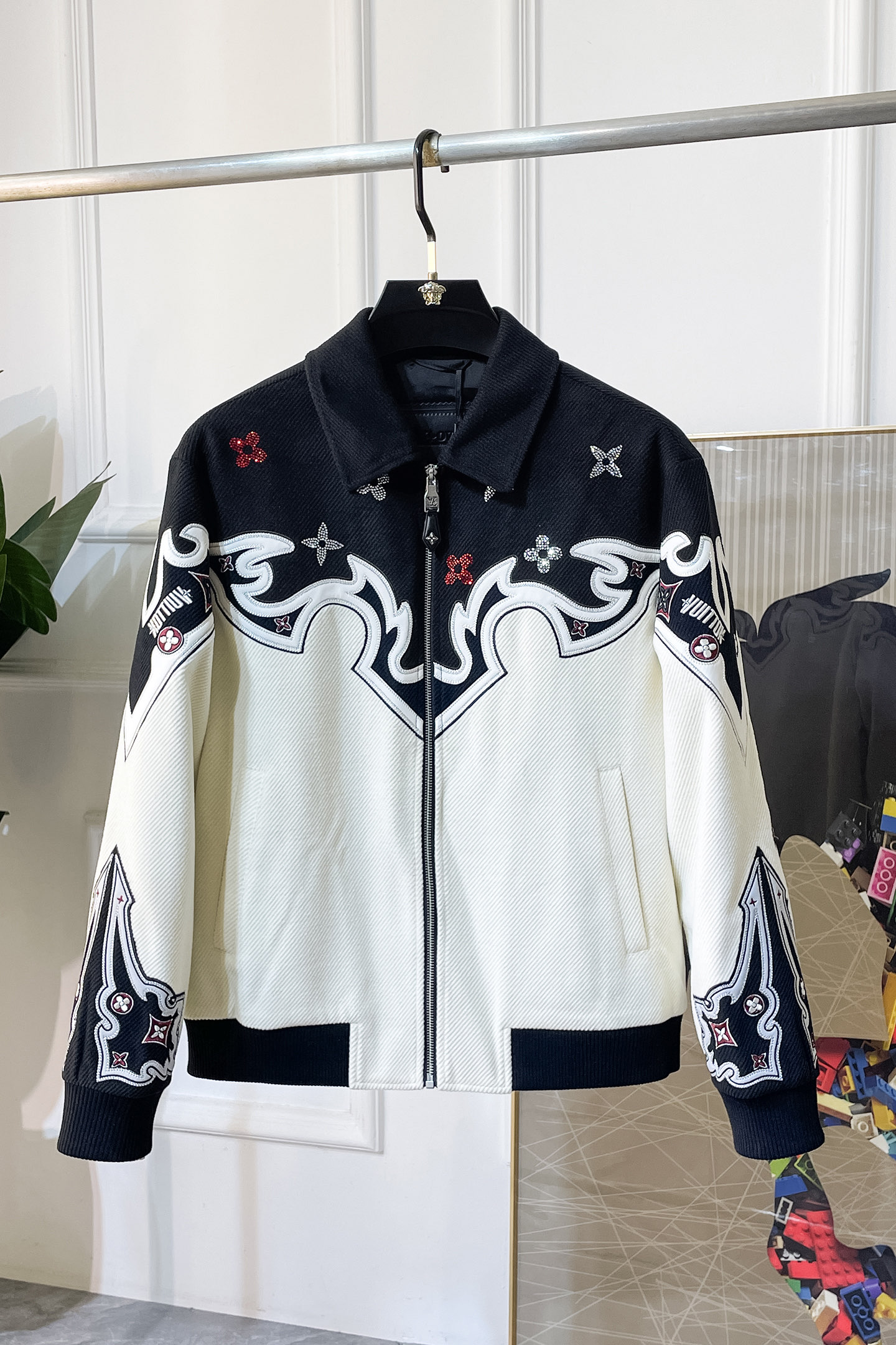 NO:564966,LV - ss autumn and winter hot style high-quality splicing crafts jacket, customized high-quality polyester fiber fabric!  Logo design with top fashion big-name elements, complete with three standards!  Original hardware accessories, smooth lines, exquisite craftsmanship, awesome upper body shape, comfortable fabrics, windproof and warm, it is very fashionable, handsome and a must-have for casual and fashionable men with any combination!  Sizes M-3XL can fit up to 190 pounds!  ,,louis vuitton,jackets & coats,jackets & coats,alexander wang19860909LV - ss秋冬大爆款精品拼接工艺夹克外套,定制高品质聚酯纤维面料！顶级时尚大牌元素logo设计,三标齐全！原版五金辅料,线条流畅,工艺精致,上身版型超赞,面料舒适,挡风保暖,随意搭配都非常时尚帅气休闲时尚男仕必备款哦！尺码M-3XL 最大可穿190斤！,,louis vuitton,jackets & coats,jackets & coats,alexander wang,Men's clothing