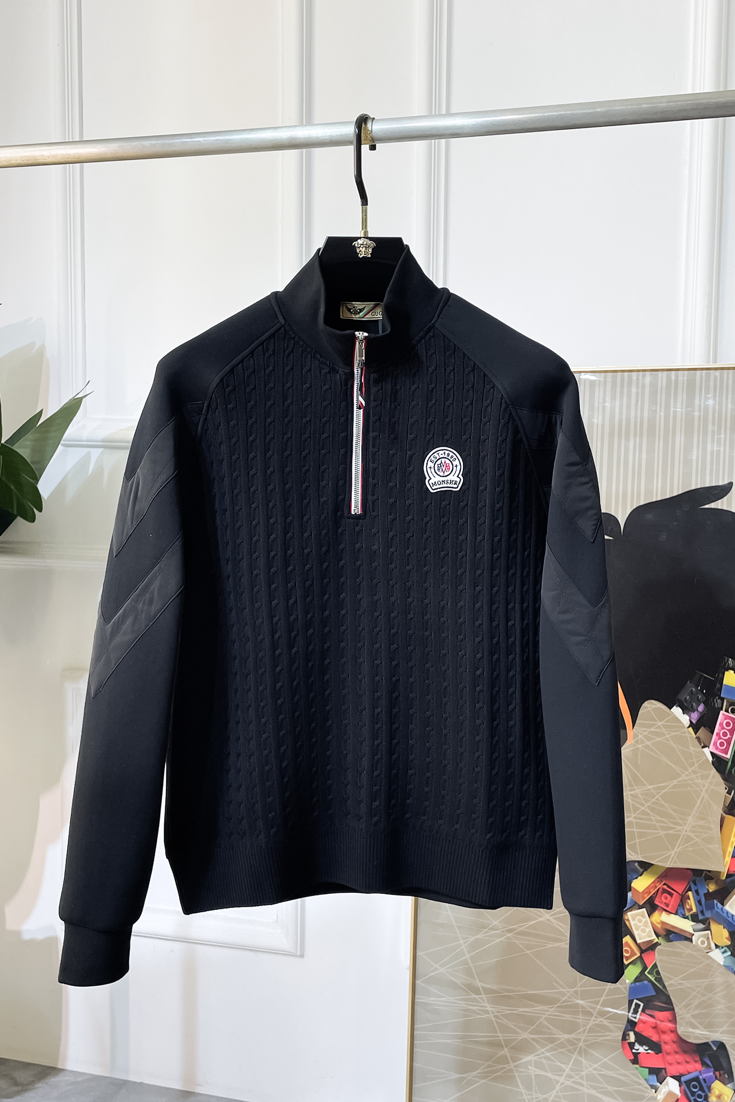 NO:564910,Meng Mouth - 2025SS hot new style in autumn, the highest version of fashionable pullover sweatshirt, a classic that must be released every year. Favored and respected by major stars, it uses high-end European cotton blended fabrics, heavy craftsmanship, original hardware accessories and logo design, soft and smooth, and dense texture!  Stylish upper body!  One of the impeccable must-have styles for autumn!  M-3XL,,Moncler,hoodie,sweatshirts,alexander wang19860909蒙口 - 2025ss秋季大爆新款,最高版本时尚套头卫衣、每年必出的经典之作.受各大明星的青睐推崇,精选高端欧棉混纺面料,重工艺制作,原版五金辅料logo设计,柔软顺滑,质地密实！上身时尚有型！秋季无可挑剔必选款式之一！M-3XL,,Moncler,hoodie,sweatshirts,alexander wang,Men's clothing