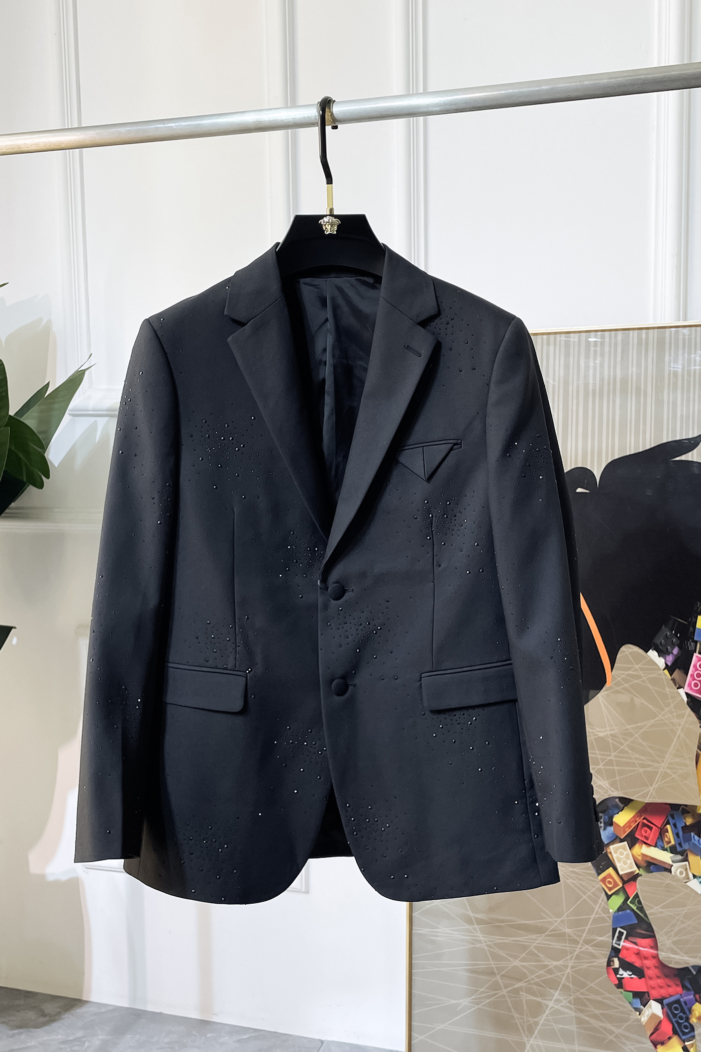 NO:566608,Givenchy - 2025ss Snake autumn and winter hot style casual suit jacket. The most fashionable and simple design, elegant and decent, casual and exquisite. Fabric This technology customized polyester fabric, not a traditional design, more youthful and fashionable. The details are very particular. The upper body effect is a regular style but the tailoring is very special. The effect is not loose or slim. It is moderate. No matter whether you are fat or thin, there are different styles. Sizes 48-56,,givenchy,jackets & coats,business  suit,alexander wang19860909纪梵希- 2025ss蛇年秋冬大爆款休闲西装外套 最为时尚简约设计,大气得体,随意中凸显精致.面料 此款科技定制聚酯纤维面料, 不是传统的设计 更加显得年轻时尚 细节 非常讲究 上身效果属于常规款但是剪裁非常特别 效果并不是宽松 也不是修身 属于适中 无论胖瘦穿上身 都有不同的风格尺码48-56,,givenchy,jackets & coats,business suit,alexander wang,Men's clothing