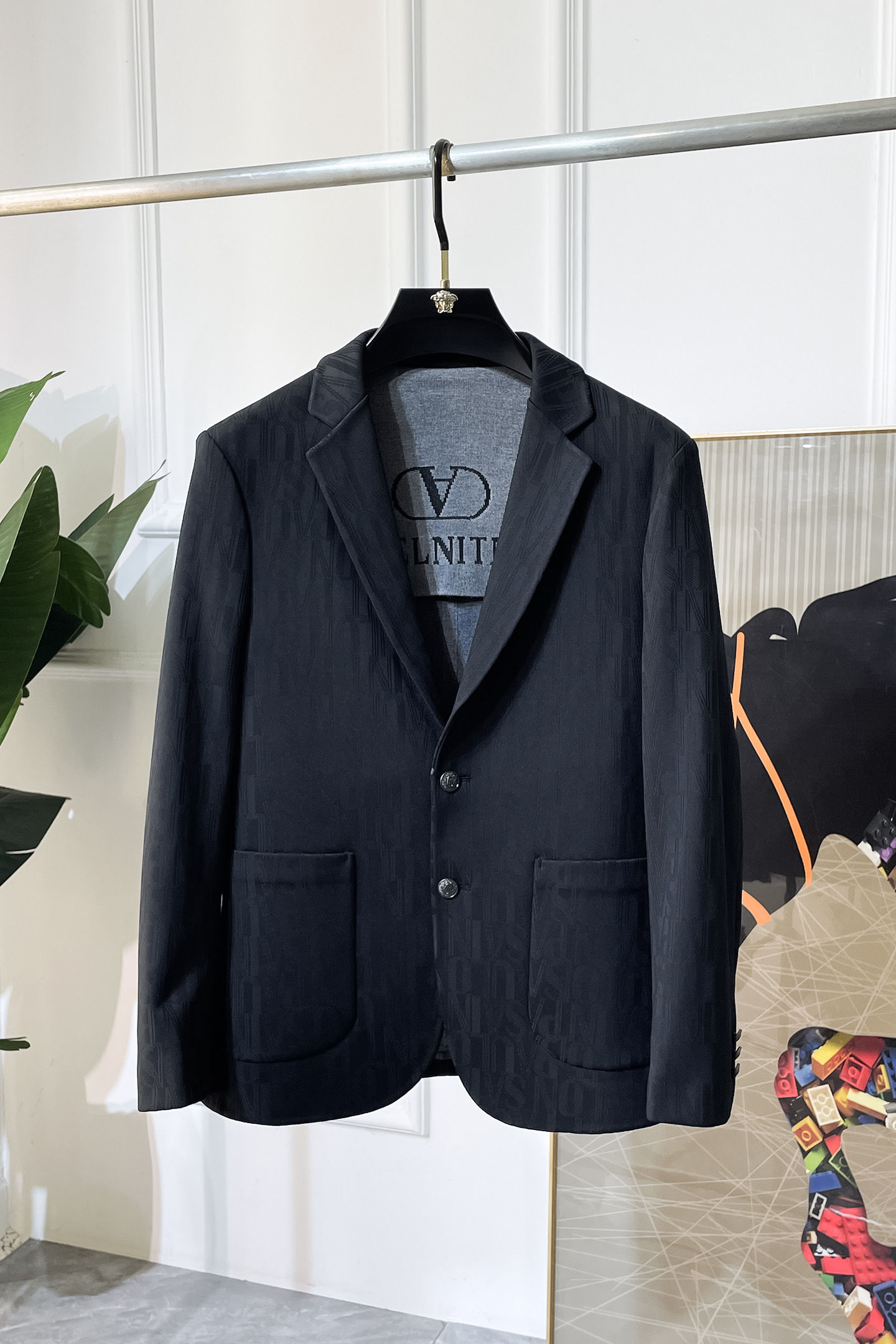 NO:564990,Valentino - ss Snake Autumn and Winter hot style casual suit jacket. The most fashionable and simple design, decent and casual, highlighting the sophistication. Fabric: This technologically customized polyester fabric is not a traditional design and looks more youthful and fashionable. The details are very particular. The upper body effect is regular but the tailoring is very special. The effect is not loose or slim. It is moderate. No matter whether you are fat or thin, there are different styles. Sizes 48-56, valentino, jackets & coats, business suit, alexander  wang19860909华伦天奴- ss蛇年秋冬大爆款休闲西装外套 最为时尚简约设计,大气得体,随意中凸显精致.面料 此款科技定制聚酯纤维面料, 不是传统的设计 更加显得年轻时尚 细节 非常讲究 上身效果属于常规款但是剪裁非常特别 效果并不是宽松 也不是修身 属于适中 无论胖瘦穿上身 都有不同的风格尺码48-56,,valentino,jackets & coats,business suit,alexander wang,Men's clothing