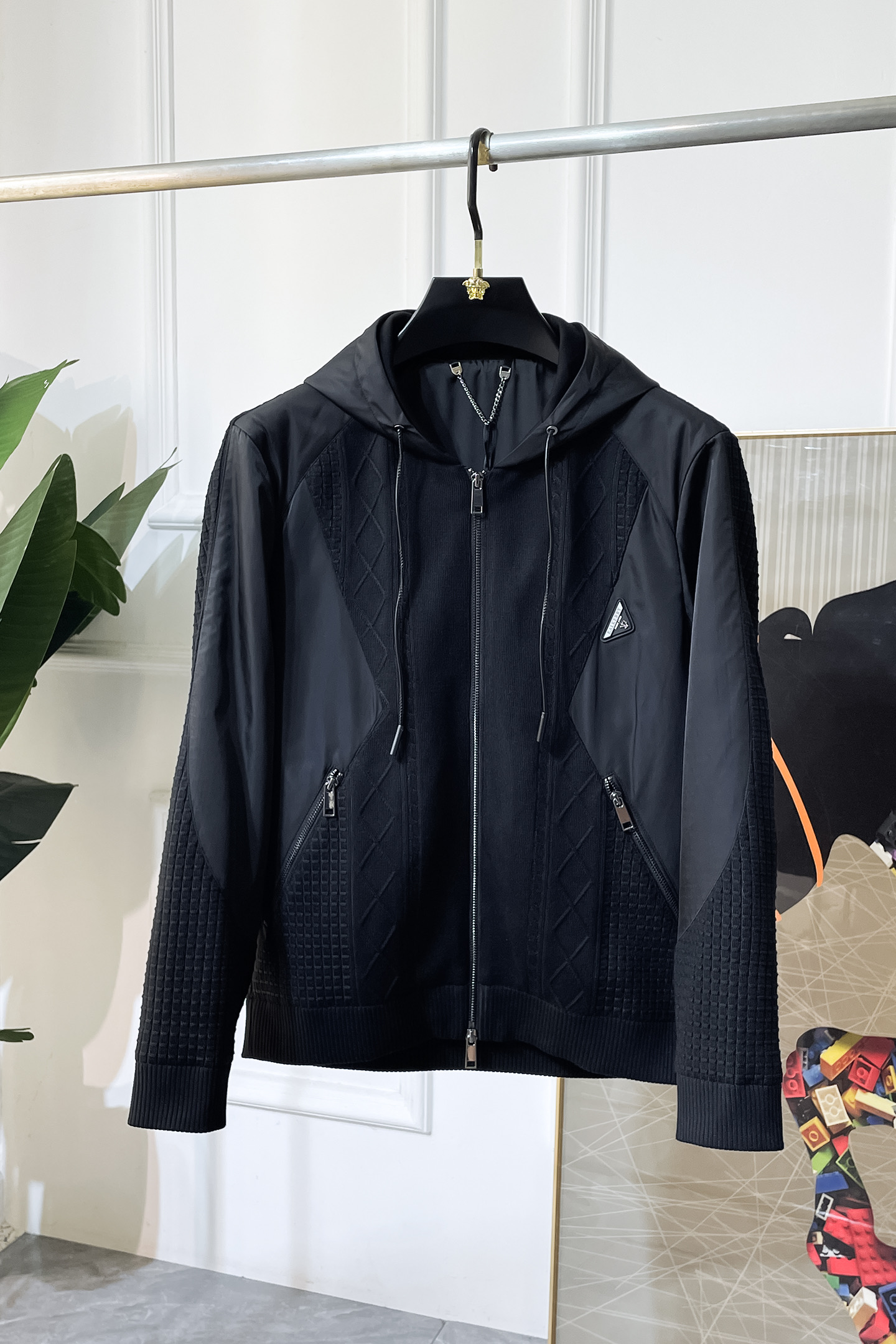 NO:566598,Prada - 2025ss autumn and winter hot style premium spliced ​​jacket, customized high-quality polyester fiber fabric!  Logo design with top fashion big-name elements, complete with three standards!  Original hardware accessories, smooth lines, exquisite craftsmanship, awesome upper body shape, comfortable fabrics, windproof and warm, it is very fashionable, handsome and a must-have for casual and fashionable men with any combination!  Sizes M-3XL can fit up to 190 pounds!  ,,prada,jackets & coats,jackets & coats,alexander wang19860909普拉达 - 2025ss秋冬大爆款精品拼接夹克外套,定制高品质聚酯纤维面料！顶级时尚大牌元素logo设计,三标齐全！原版五金辅料,线条流畅,工艺精致,上身版型超赞,面料舒适,挡风保暖,随意搭配都非常时尚帅气休闲时尚男仕必备款哦！尺码M-3XL 最大可穿190斤！,,prada,jackets & coats,jackets & coats,alexander wang,Men's clothing