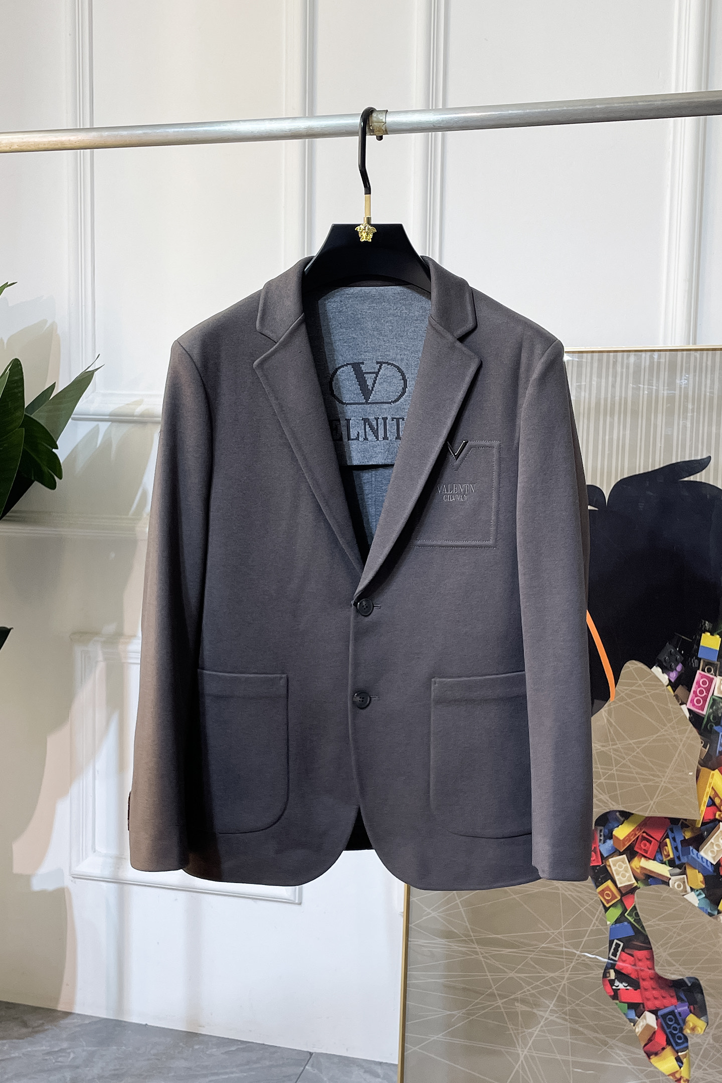 NO:566590,Valentino - 2025ss Snake autumn and winter hot style casual wool suit jacket. The most fashionable and simple design, decent and casual, highlighting the sophistication. Fabric: This technologically customized polyester wool fabric is not a traditional design and looks more youthful and fashionable. The details are very particular. The upper body effect is a regular style but the tailoring is very special. The effect is not loose or slim. It is moderate. No matter whether you are fat or thin, you have different styles. Sizes 48-56, valentino,jackets &  coats,business suit,alexander wang19860909华伦天奴- 2025ss蛇年秋冬大爆款休闲羊毛西装外套 最为时尚简约设计,大气得体,随意中凸显精致.面料 此款科技定制聚酯纤维羊毛面料, 不是传统的设计 更加显得年轻时尚 细节 非常讲究 上身效果属于常规款但是剪裁非常特别 效果并不是宽松 也不是修身 属于适中 无论胖瘦穿上身 都有不同的风格尺码48-56,,valentino,jackets & coats,business suit,alexander wang,Men's clothing