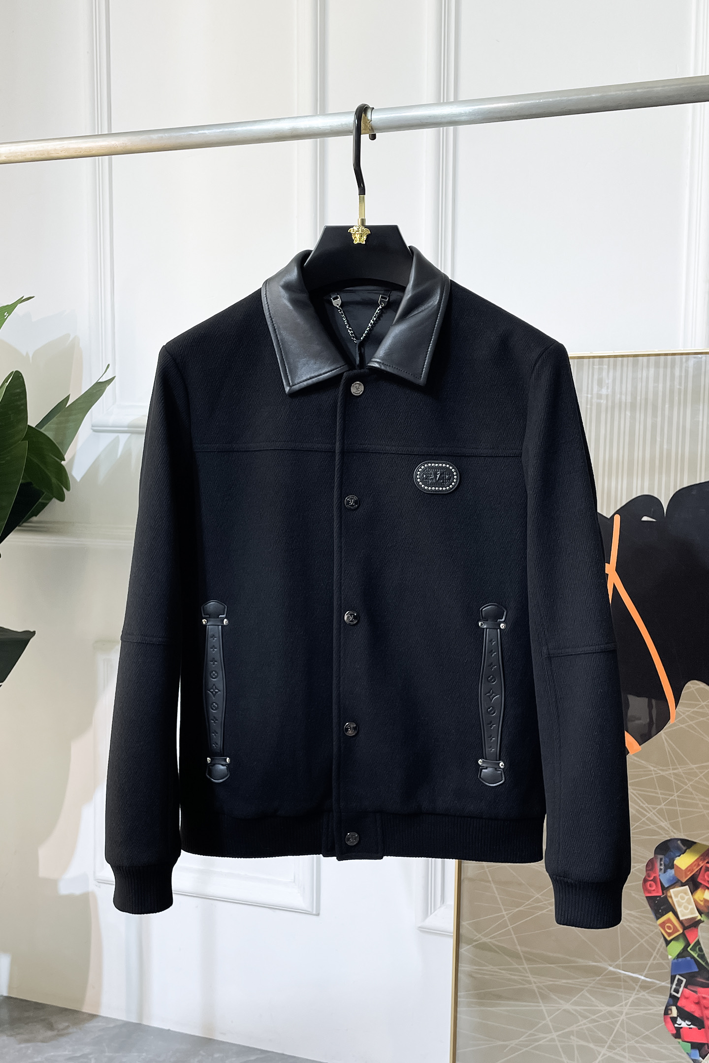 NO:566603,LV - 2025ss autumn and winter hot style premium leather jacket, customized high-quality polyester fiber fabric!  Logo design with top fashion big-name elements, complete with three standards!  Original hardware accessories, smooth lines, exquisite craftsmanship, awesome upper body shape, comfortable fabrics, windproof and warm, it is very fashionable, handsome and a must-have for casual and fashionable men with any combination!  Sizes M-3XL can fit up to 190 pounds!  ,,louis vuitton,jackets & coats,jackets & coats,alexander wang19860909LV - 2025ss秋冬大爆款精品拼皮夹克外套,定制高品质聚酯纤维面料！顶级时尚大牌元素logo设计,三标齐全！原版五金辅料,线条流畅,工艺精致,上身版型超赞,面料舒适,挡风保暖,随意搭配都非常时尚帅气休闲时尚男仕必备款哦！尺码M-3XL 最大可穿190斤！,,louis vuitton,jackets & coats,jackets & coats,alexander wang,Men's clothing